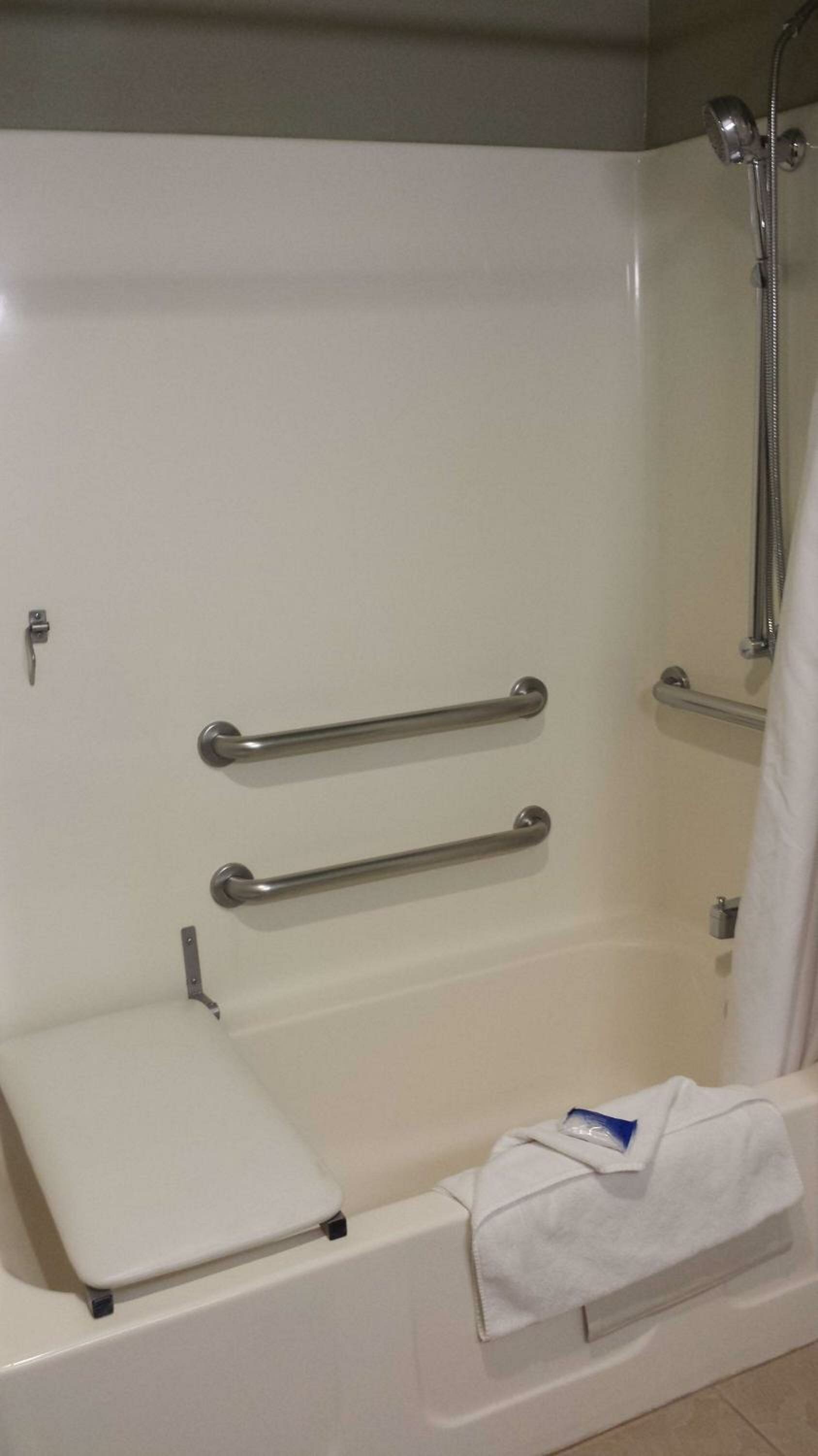 Queen Room with Two Queen Beds and Bath Tub - Disability Access/Non-Smoking 