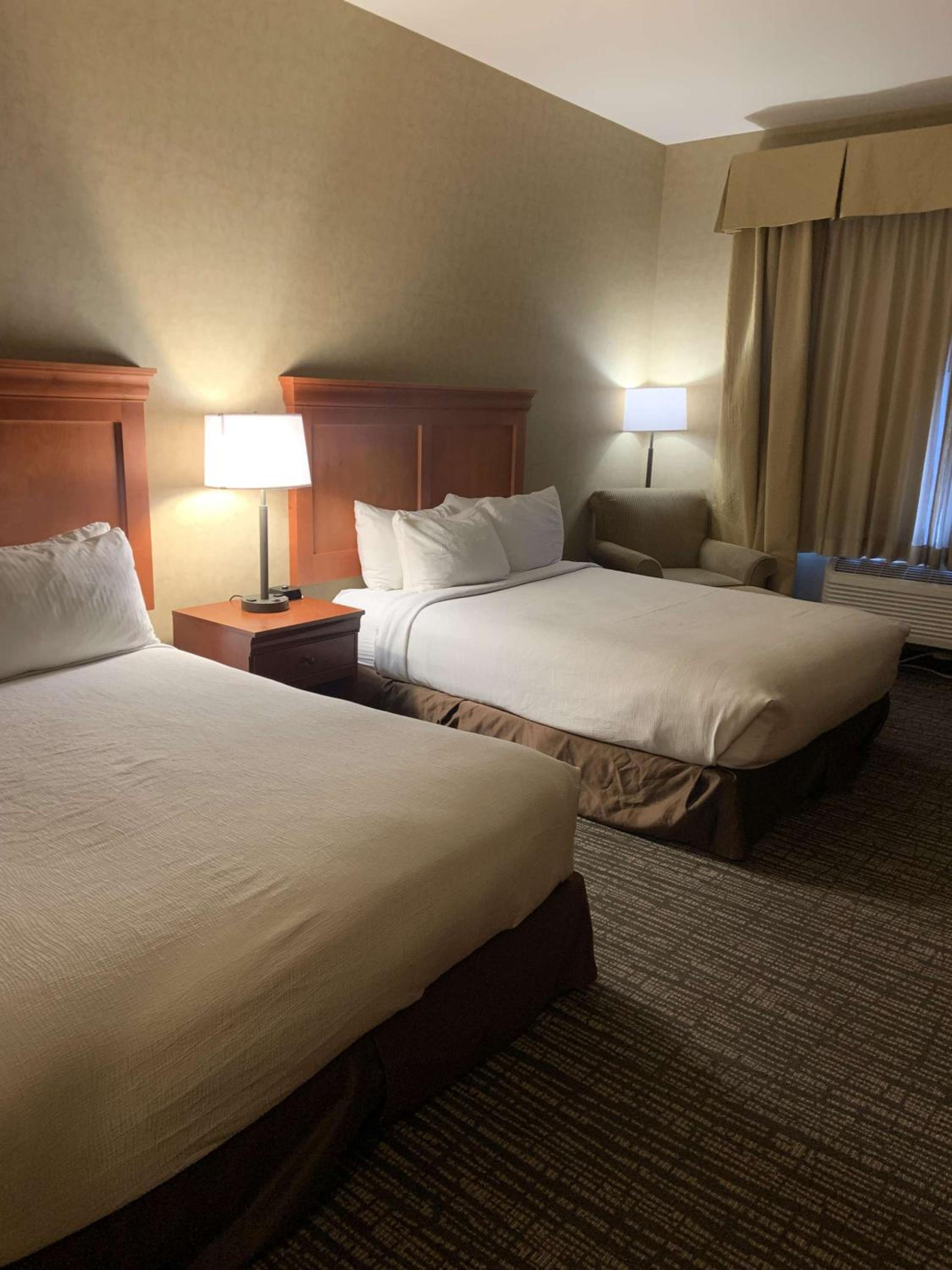 Queen Room with Two Queen Beds and Bath Tub - Disability Access/Non-Smoking 