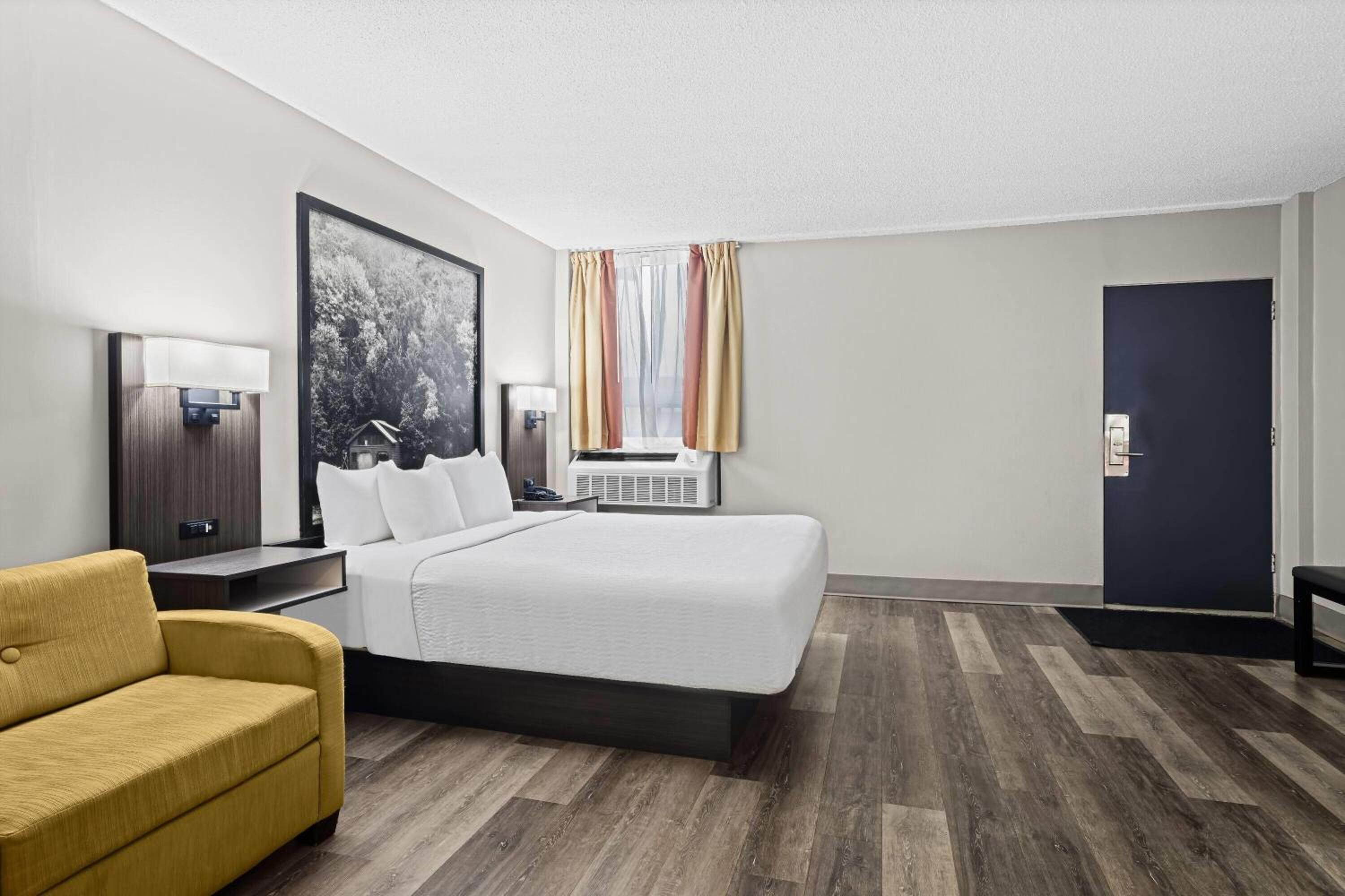 Studio Suite with One King Bed - Ground Floor - Non-Smoking