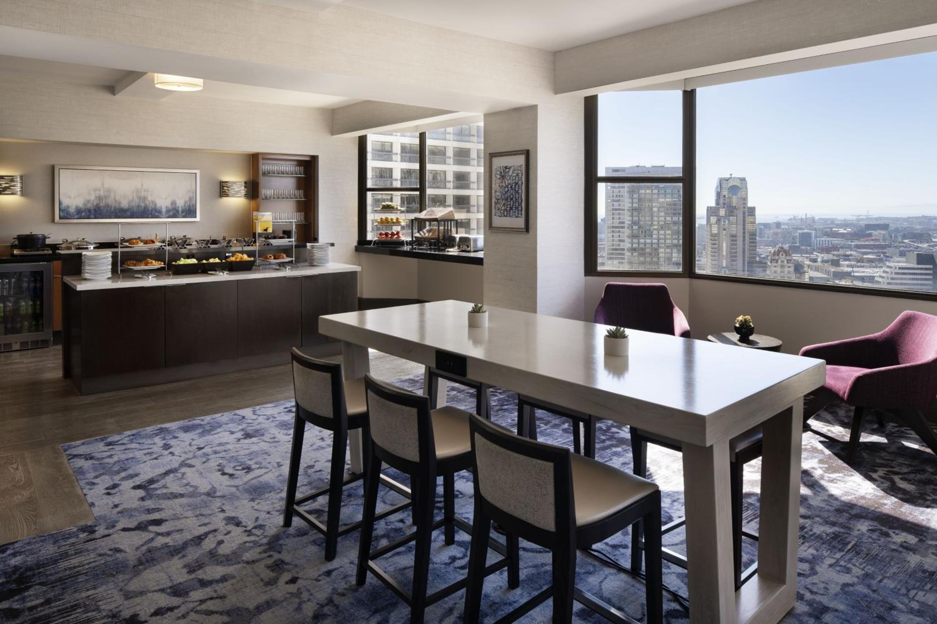 King Room - High Floor/Club Lounge Access/Mobility Accessible with Roll-In Shower