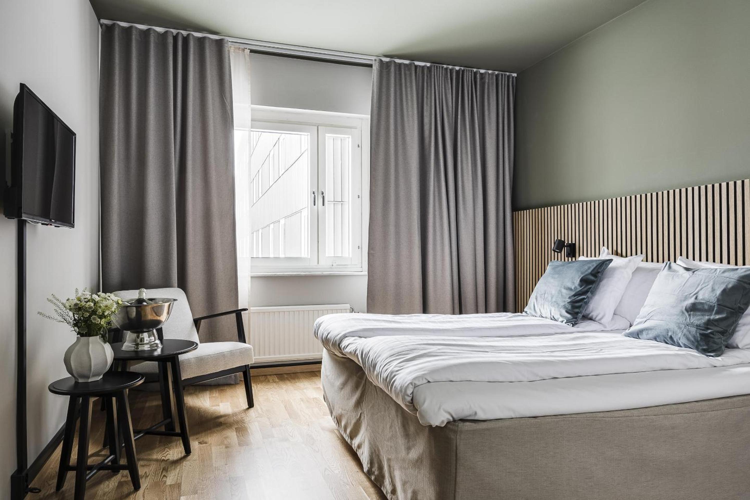 Deluxe King Room - Non-Smoking