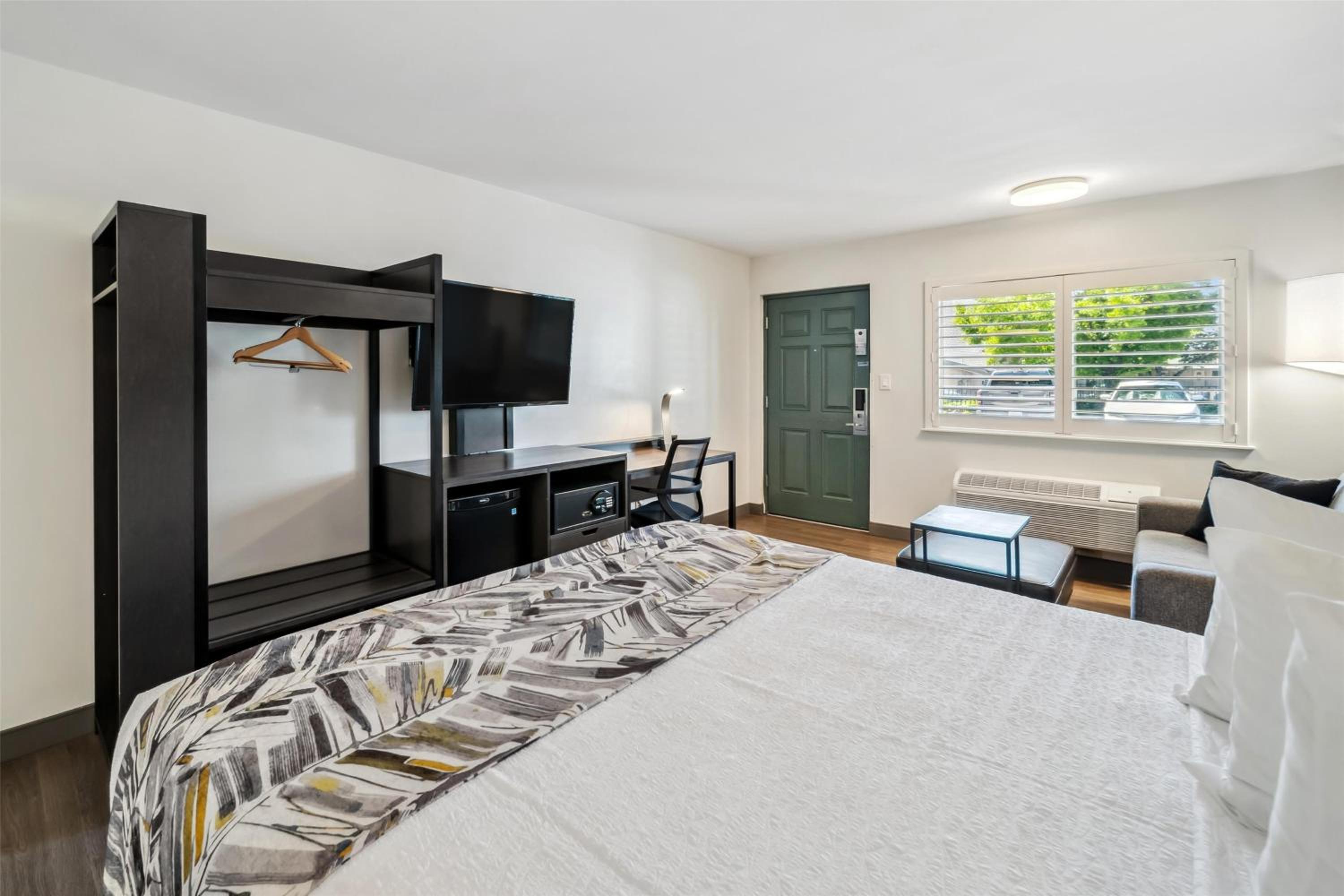 Executive King Room with Sofa Bed - Pet Friendly/Non-Smoking