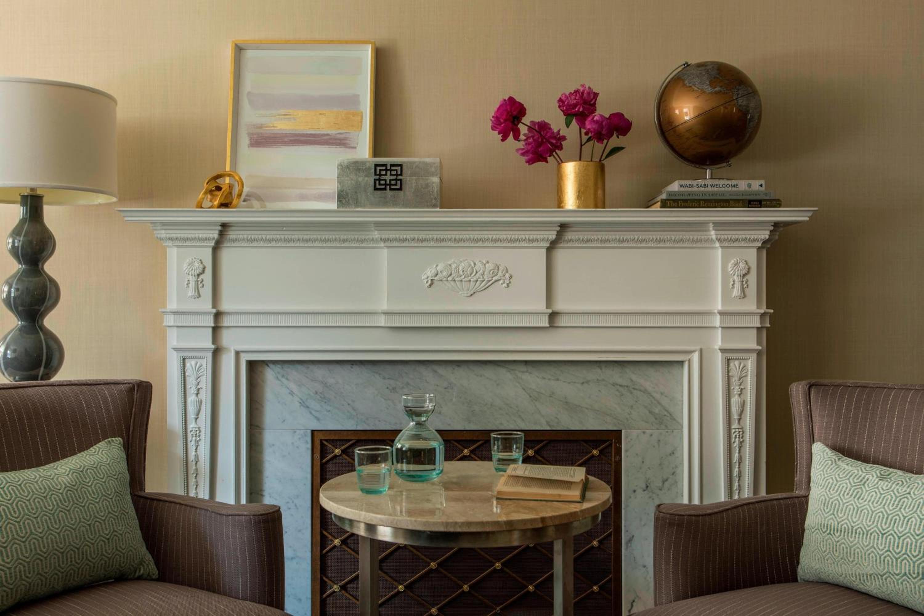 Deluxe One Bedroom Suite, 1 Bedroom Suite, 1 King (Mobility Accessible w/ Roll-in Shower)