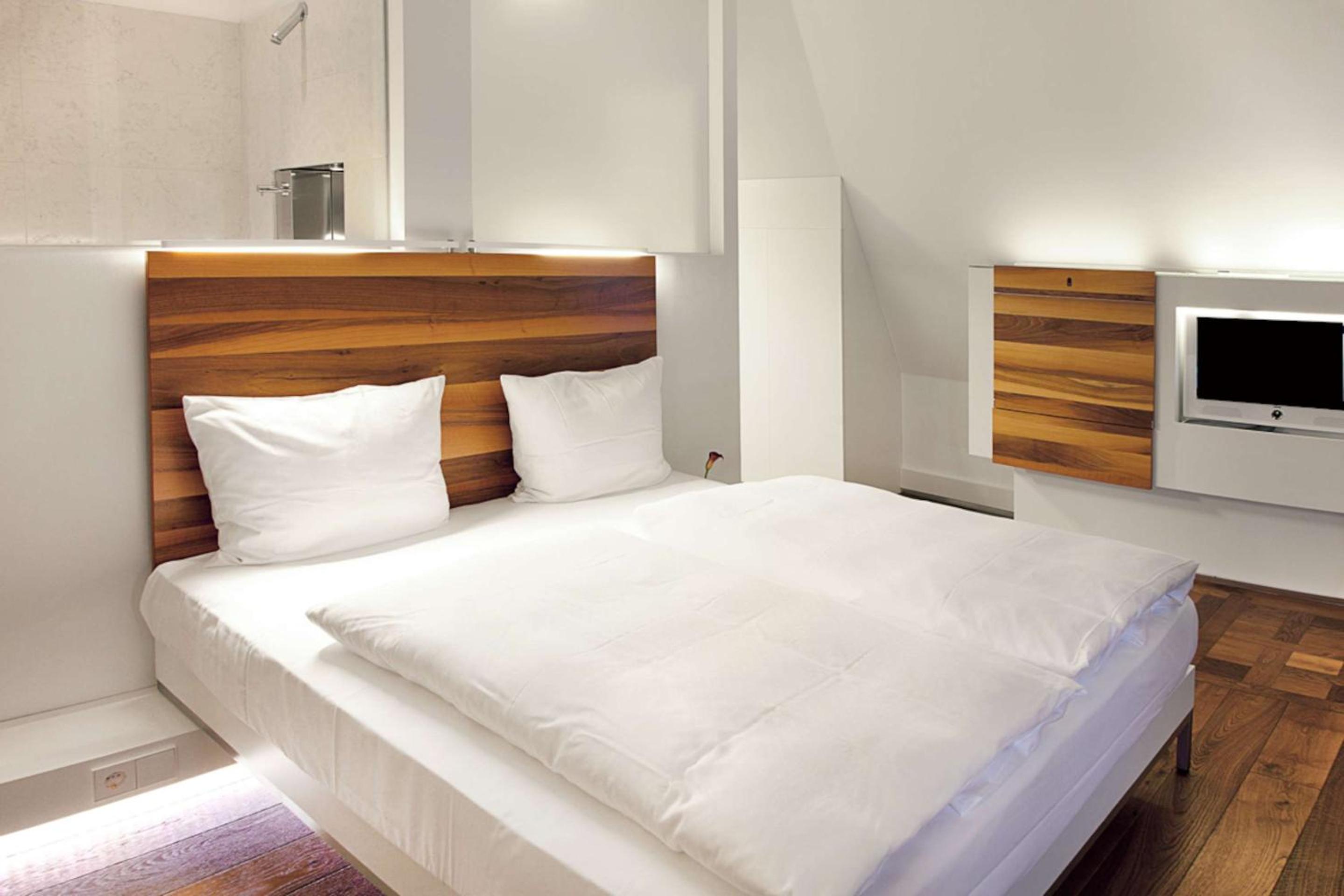 Comfort Queen Room with Courtyard and Shower