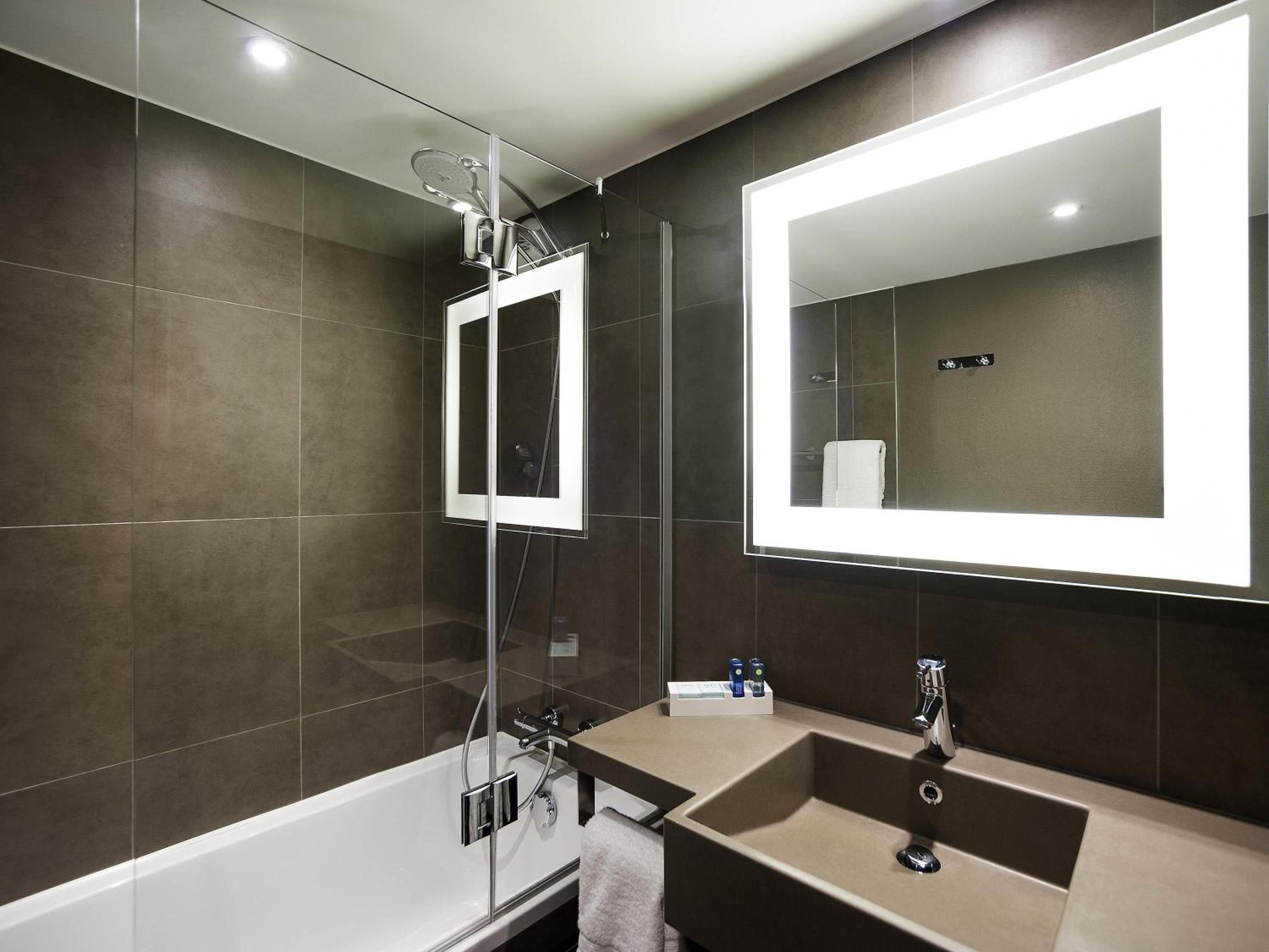 Junior Suite with One Queen Bed and Sofa