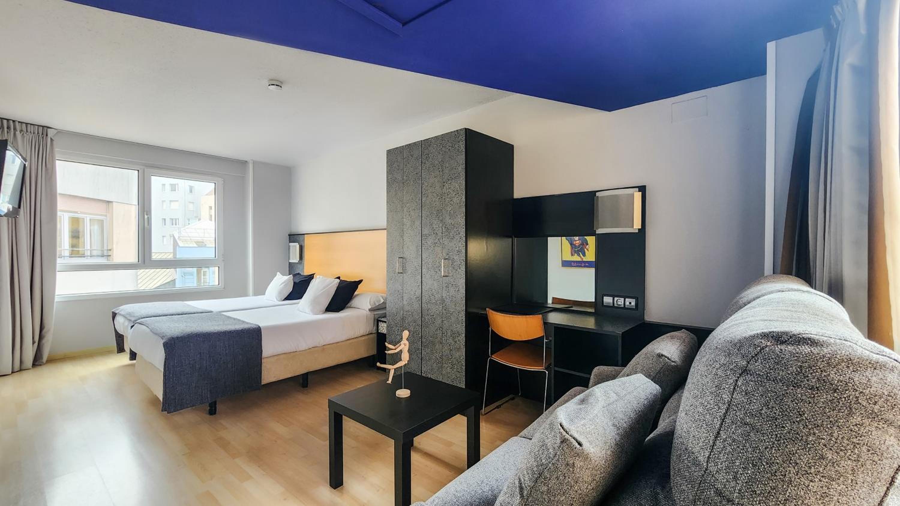 2 single beds with sofa
