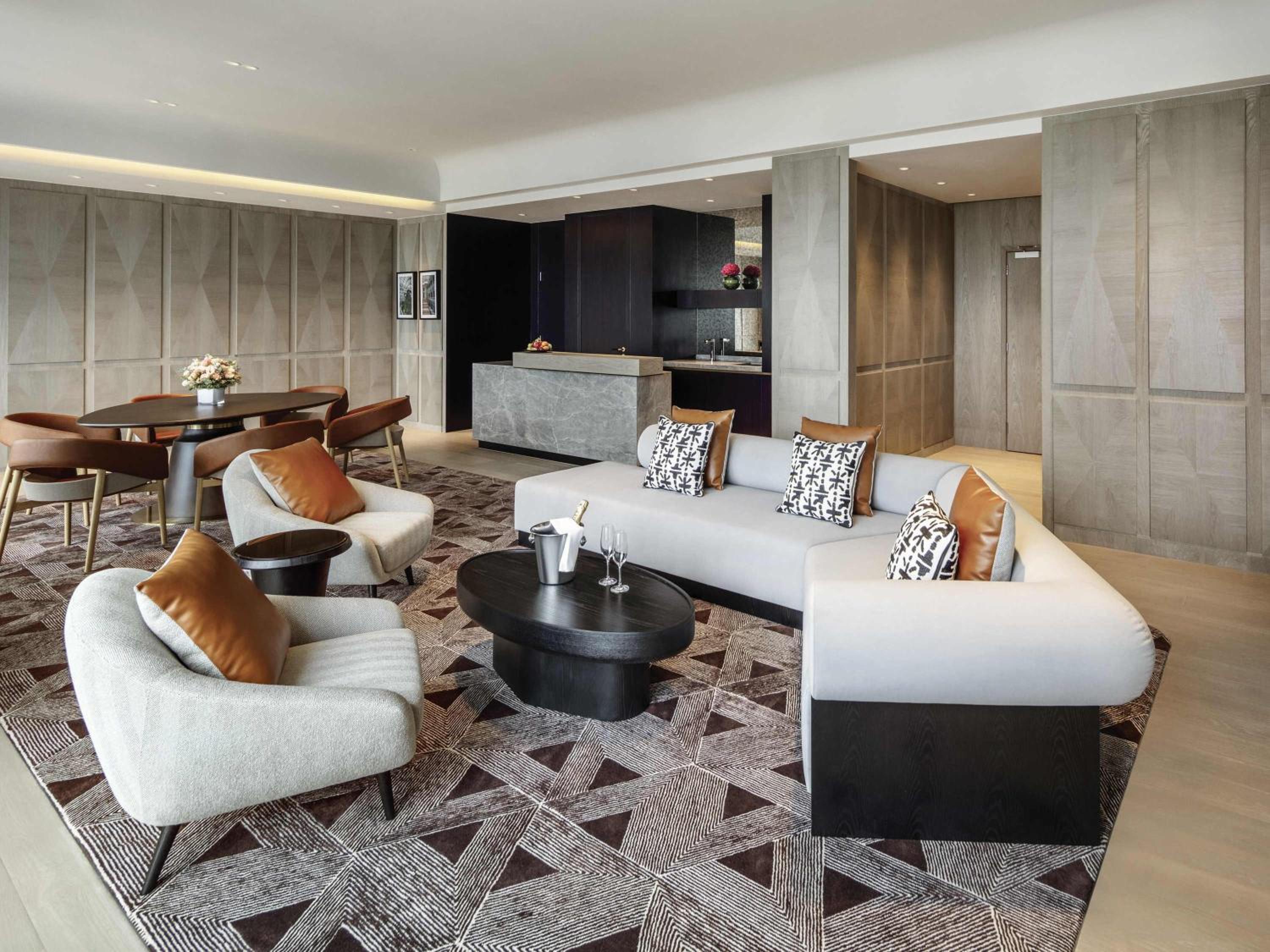 Governor Suite, 1 King, 3 Balconies, Lounge Access