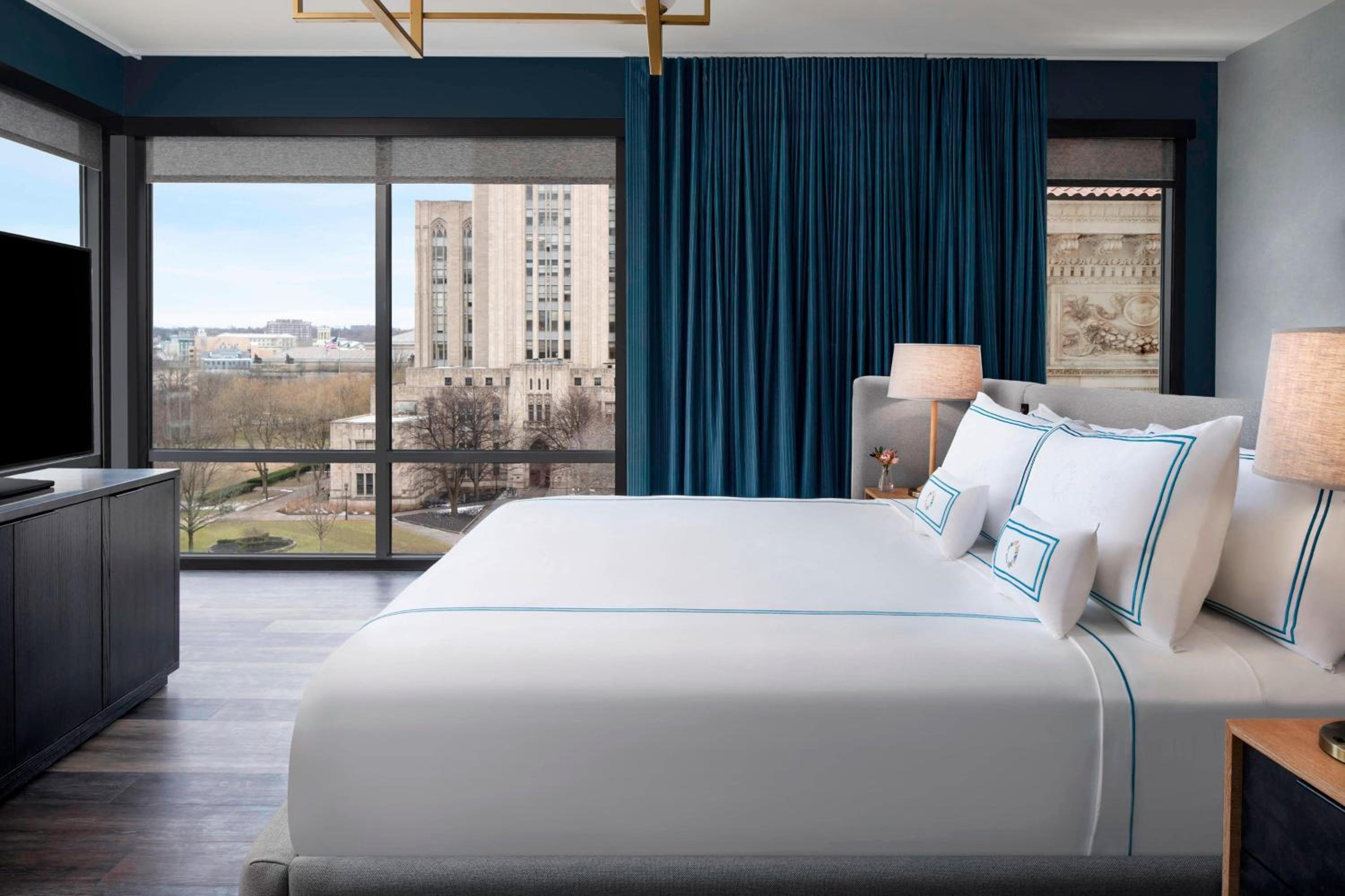 Studio Corner King Suite with View -Mobility/Hearing Accessible with Roll-In Shower