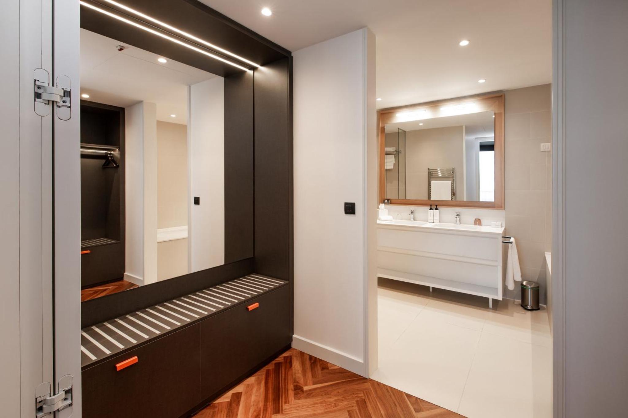 Diplomatic King Suite