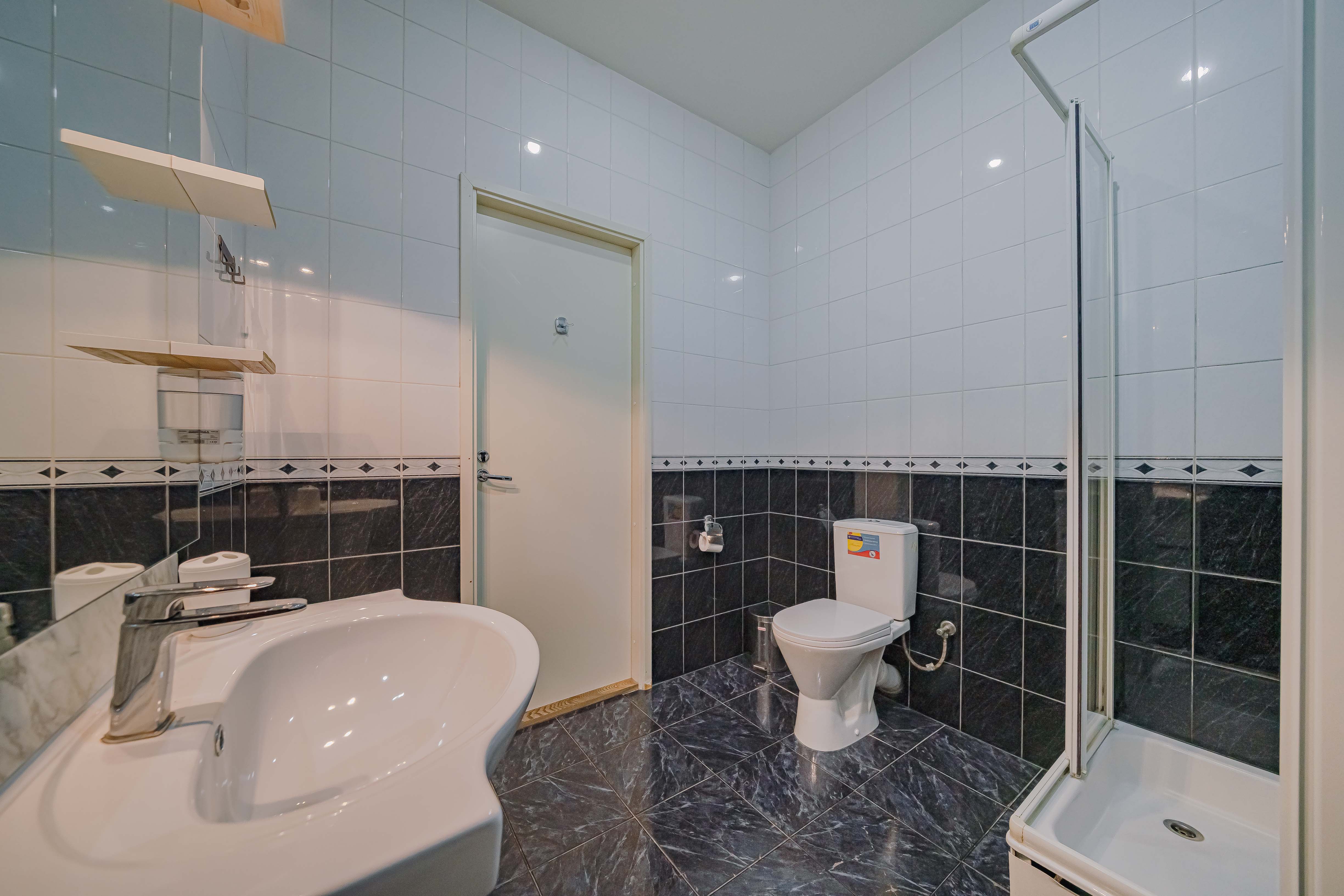 4-местная комната со своим санузлом и видом на Невский проспект