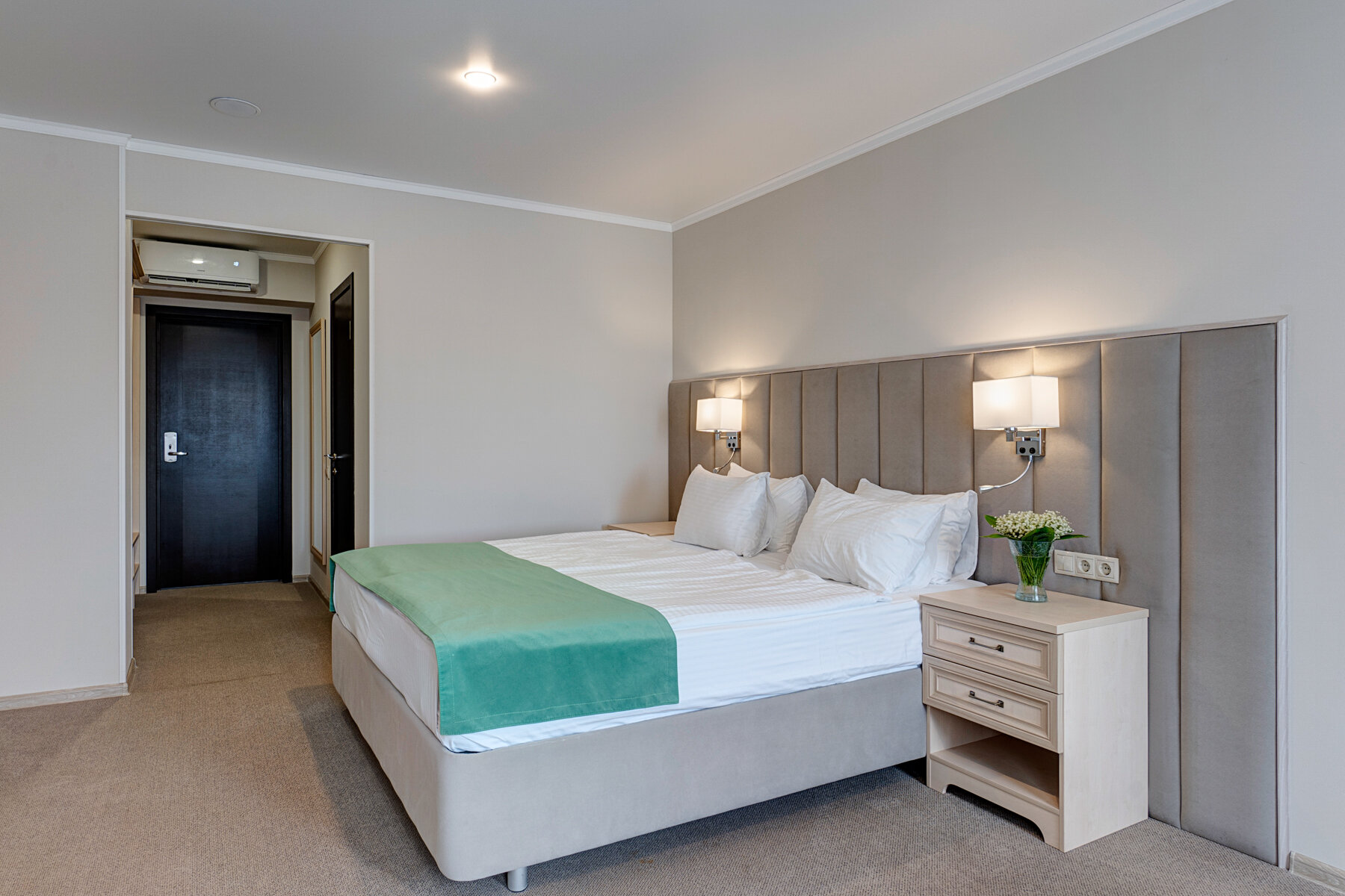 Номер первой категории "двухместный стандарт с большой кроватью"