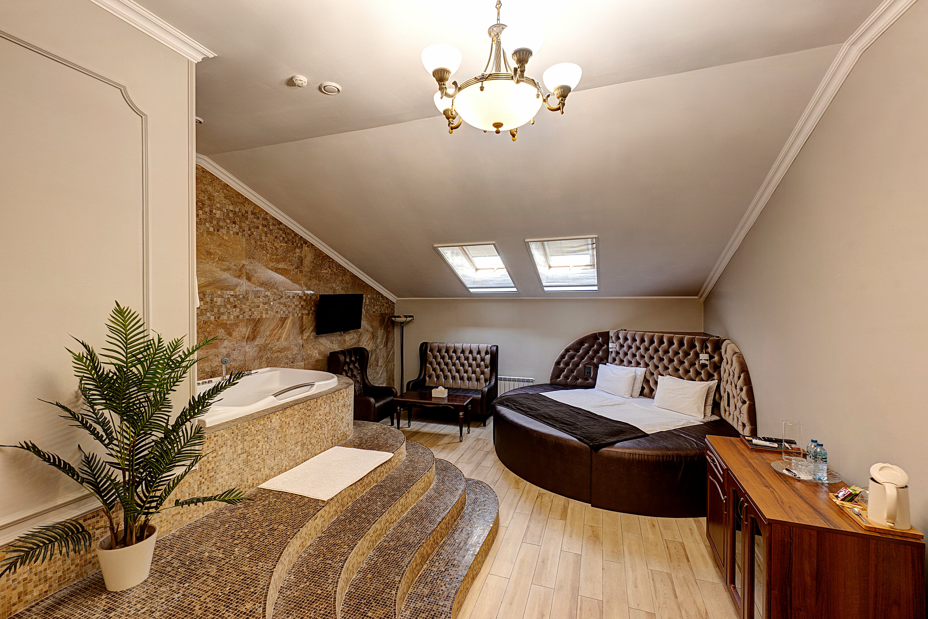 УЛУЧШЕННЫЙ НОМЕР "ДЖУНИОР СЮИТ С ДЖАКУЗИ"