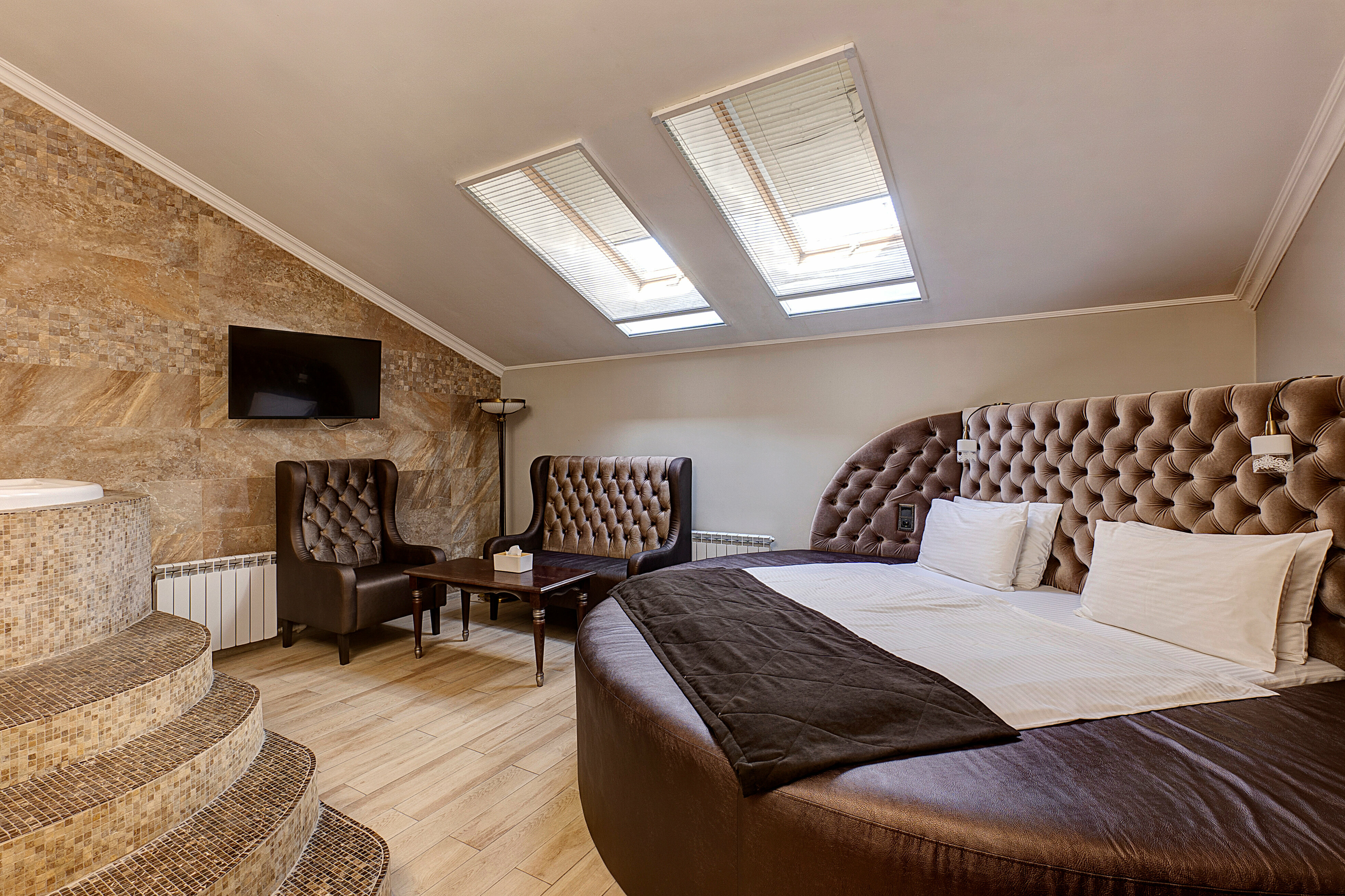 УЛУЧШЕННЫЙ НОМЕР "ДЖУНИОР СЮИТ С ДЖАКУЗИ"