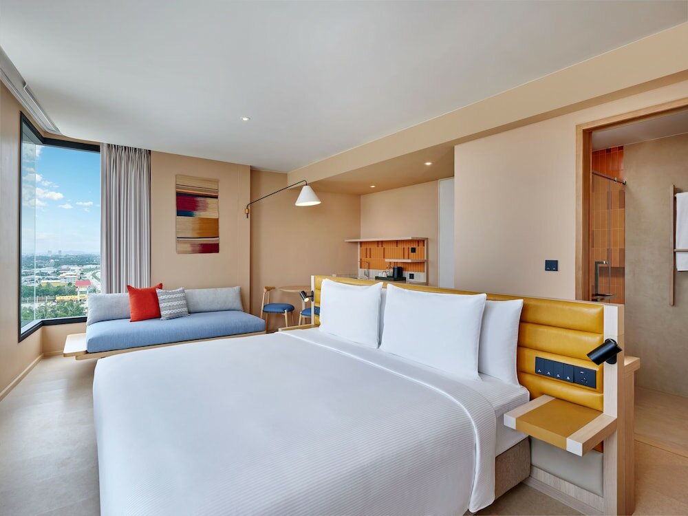 Basic Room, 1 King Bed, Corner