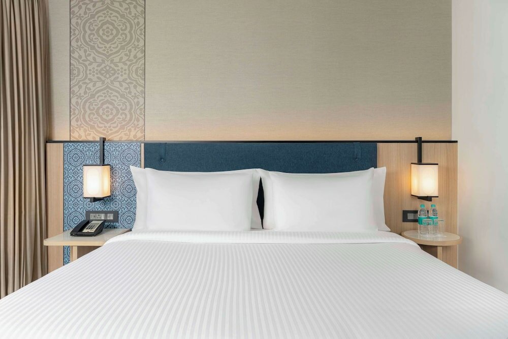 Deluxe Room, 1 King Bed, City View