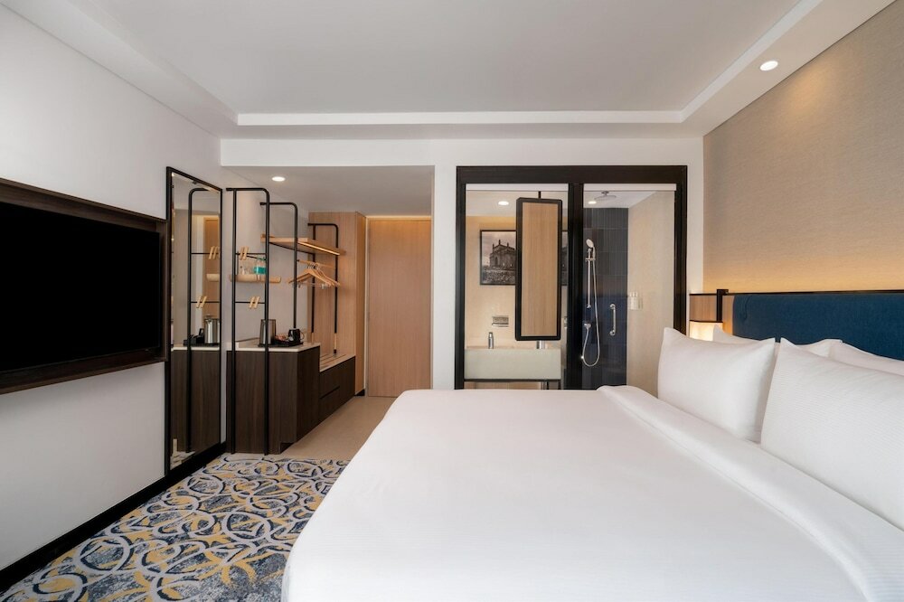 Room, 1 King Bed (Runway View)