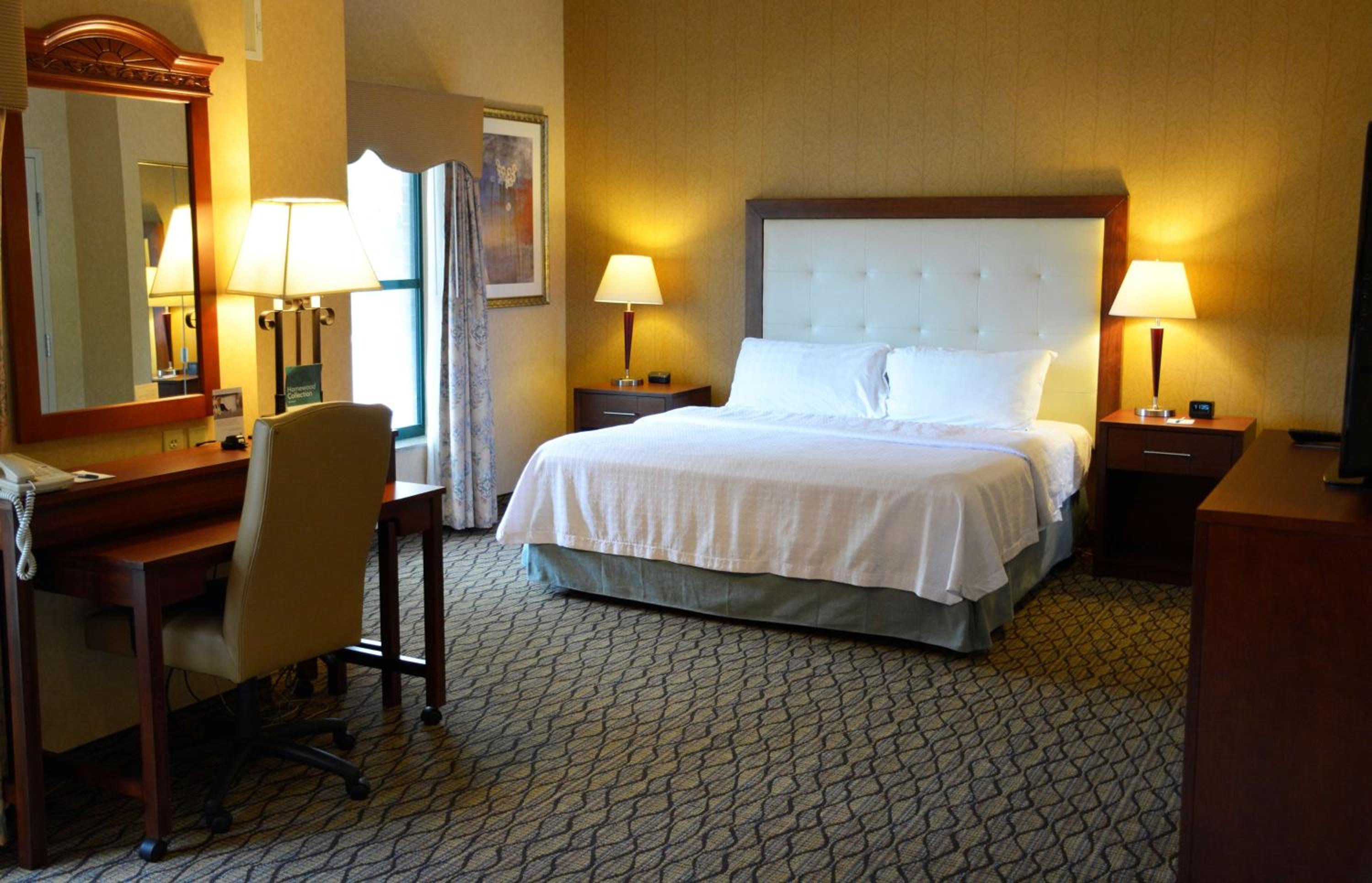 King Studio with Roll-In Shower - Mobility Access/Non-Smoking