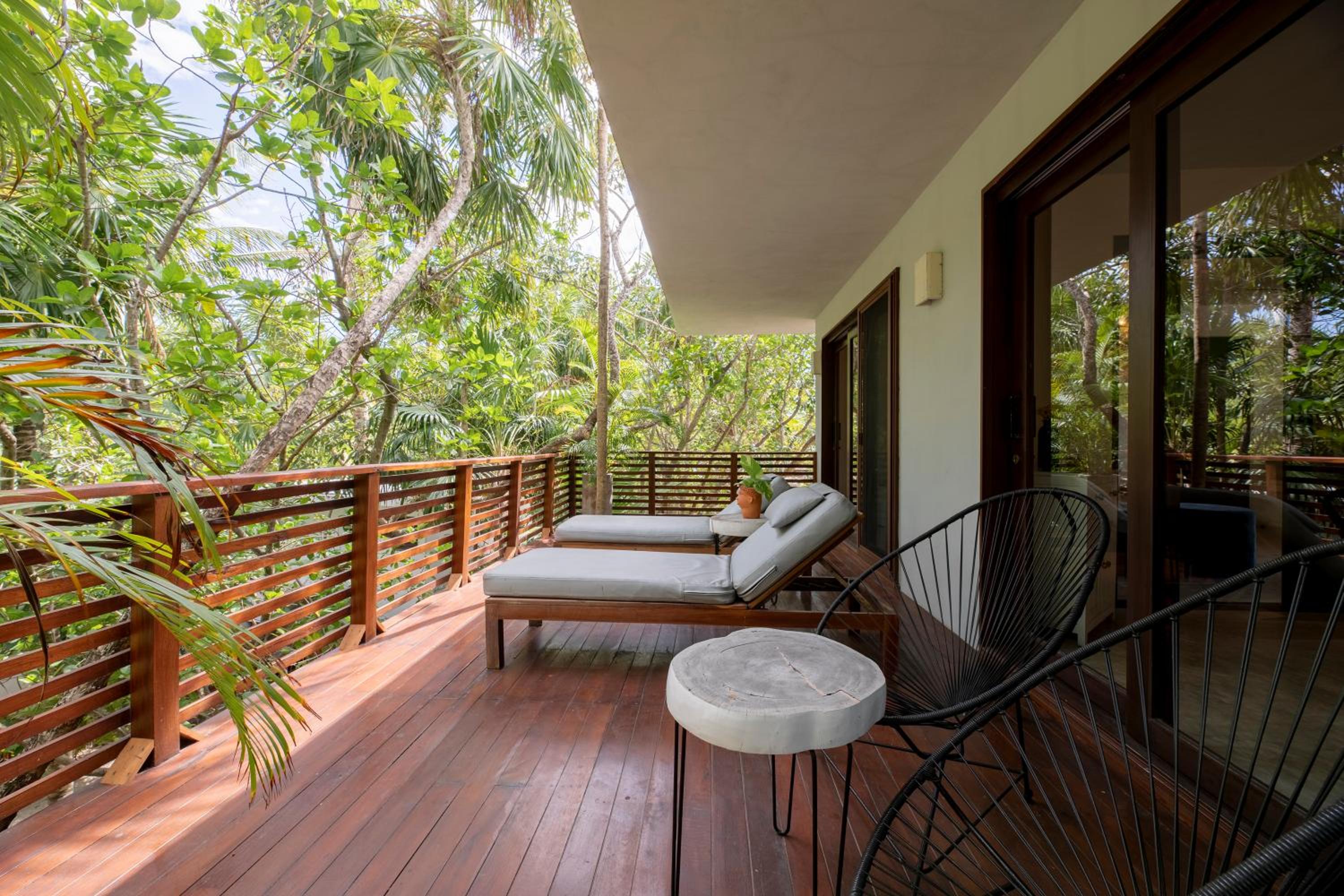 Jungle Suite with Balcony