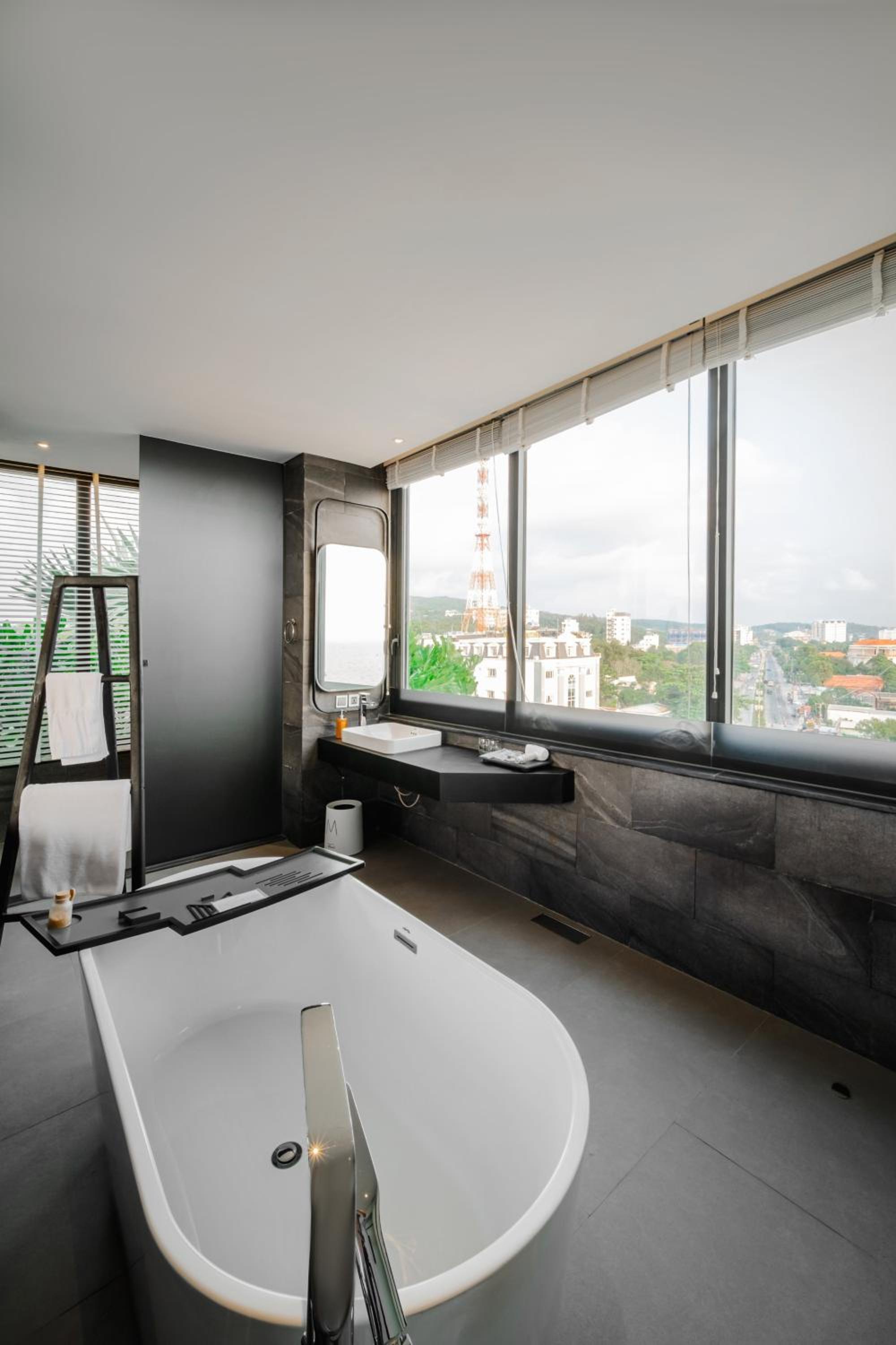 Rooftop Partial Seaview Suite 