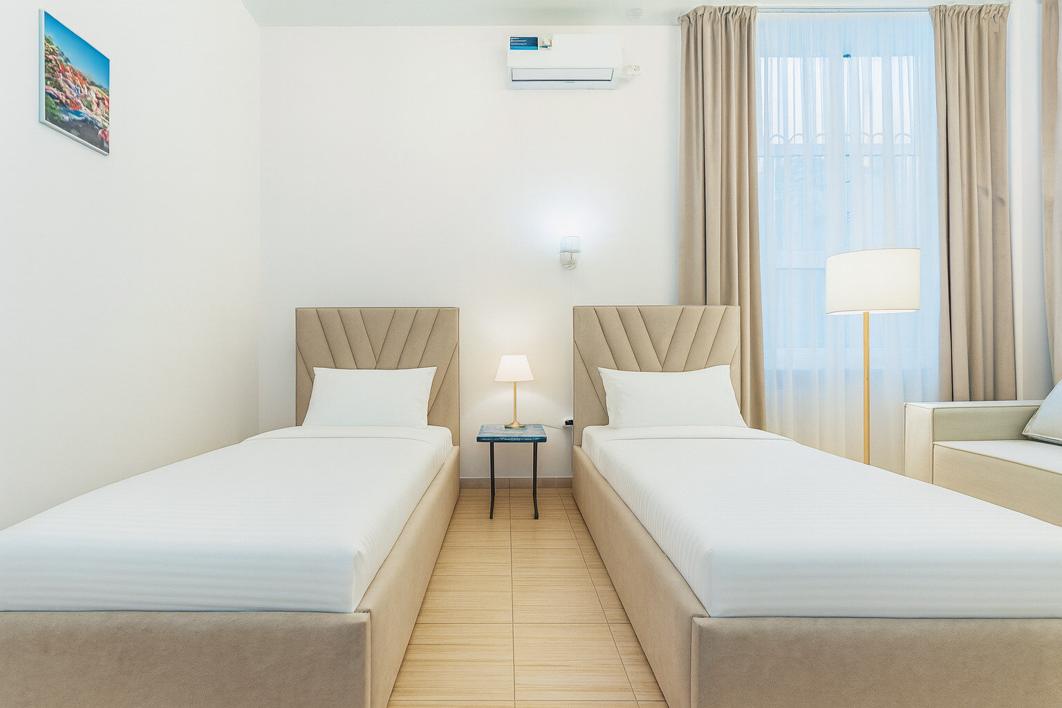 Стандартный номер с 2 односпальными кроватями и диваном