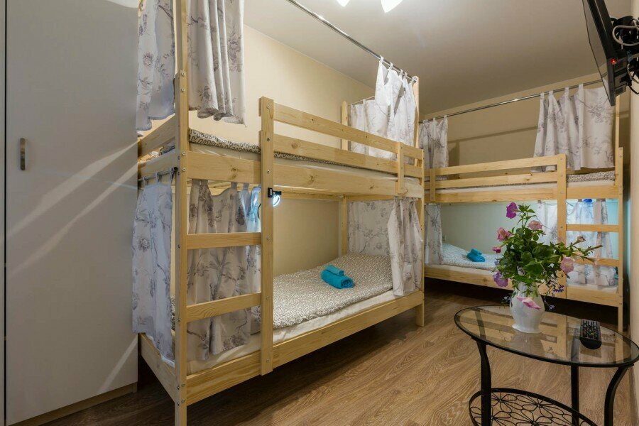 Кровать в общем 4-местном номере для мужчин и женщин