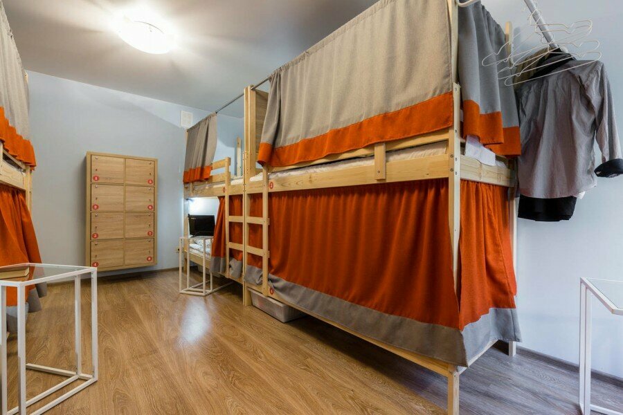 Кровать в общем 8-местном номере для мужчин и женщин