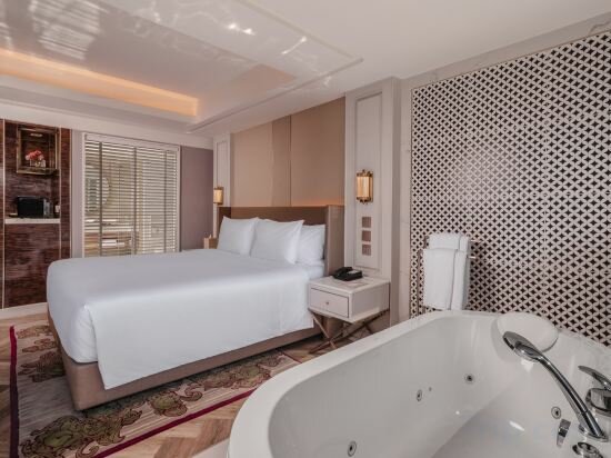 Jacuzzi Corner Club Lounge Access