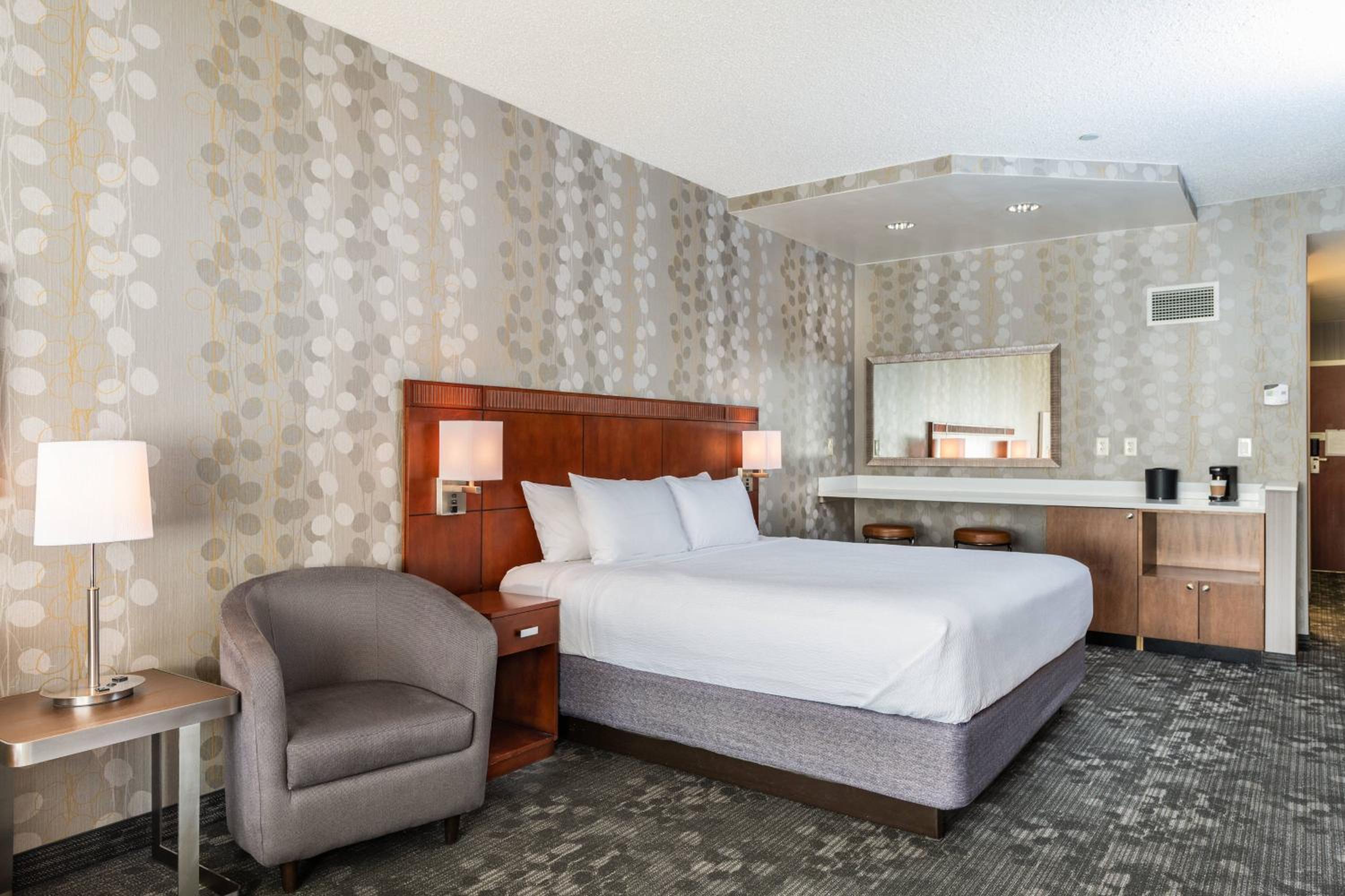 Guest room, 1 King (Mobility and Hearing Accessible w/Tub)