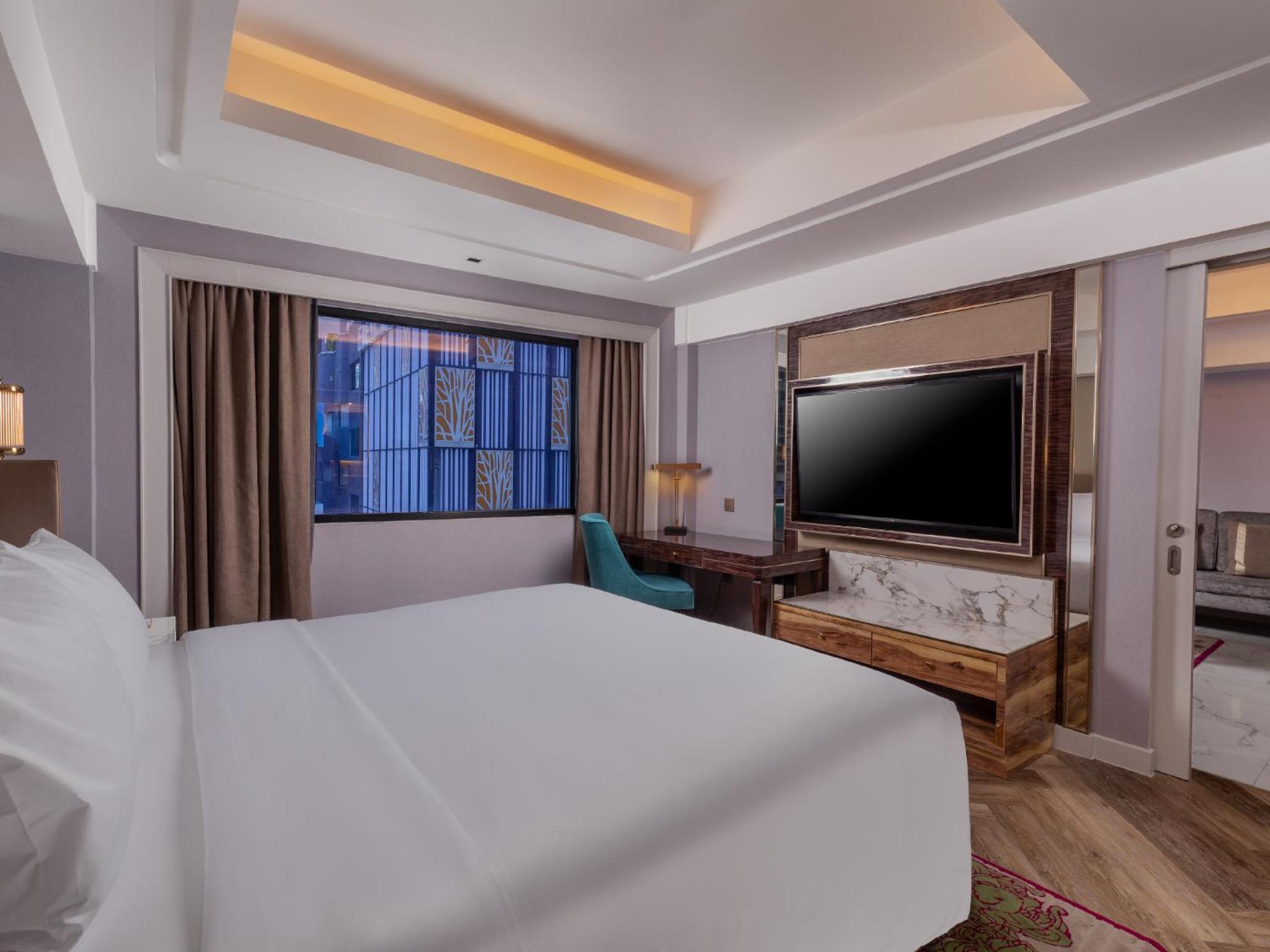 Premier Suite with Club Lounge Access