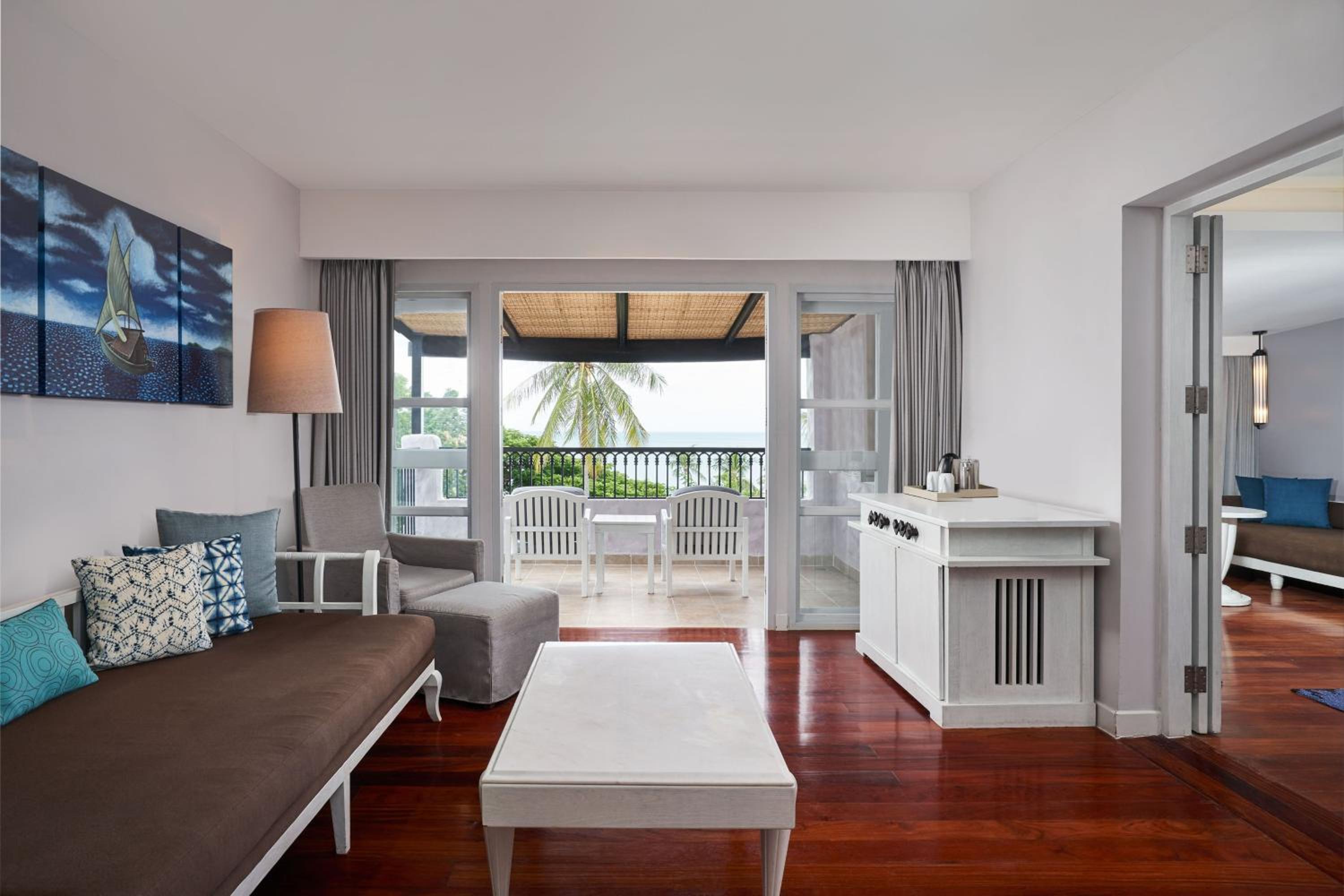 Junior Suite, 1 Bedroom Suite, 1 King, Balcony