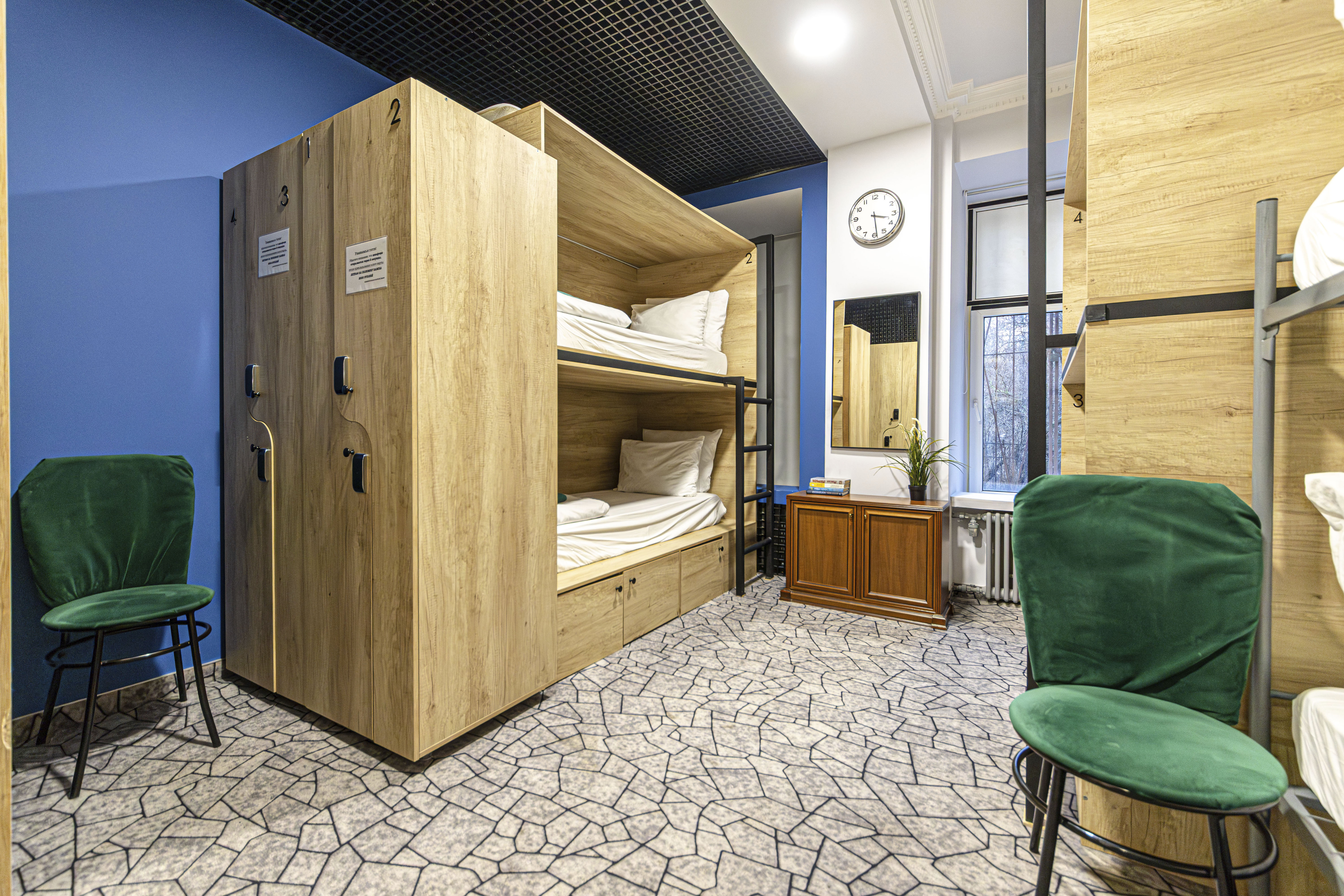 Спальное место на двухъярусной кровати в общем номере для женщин