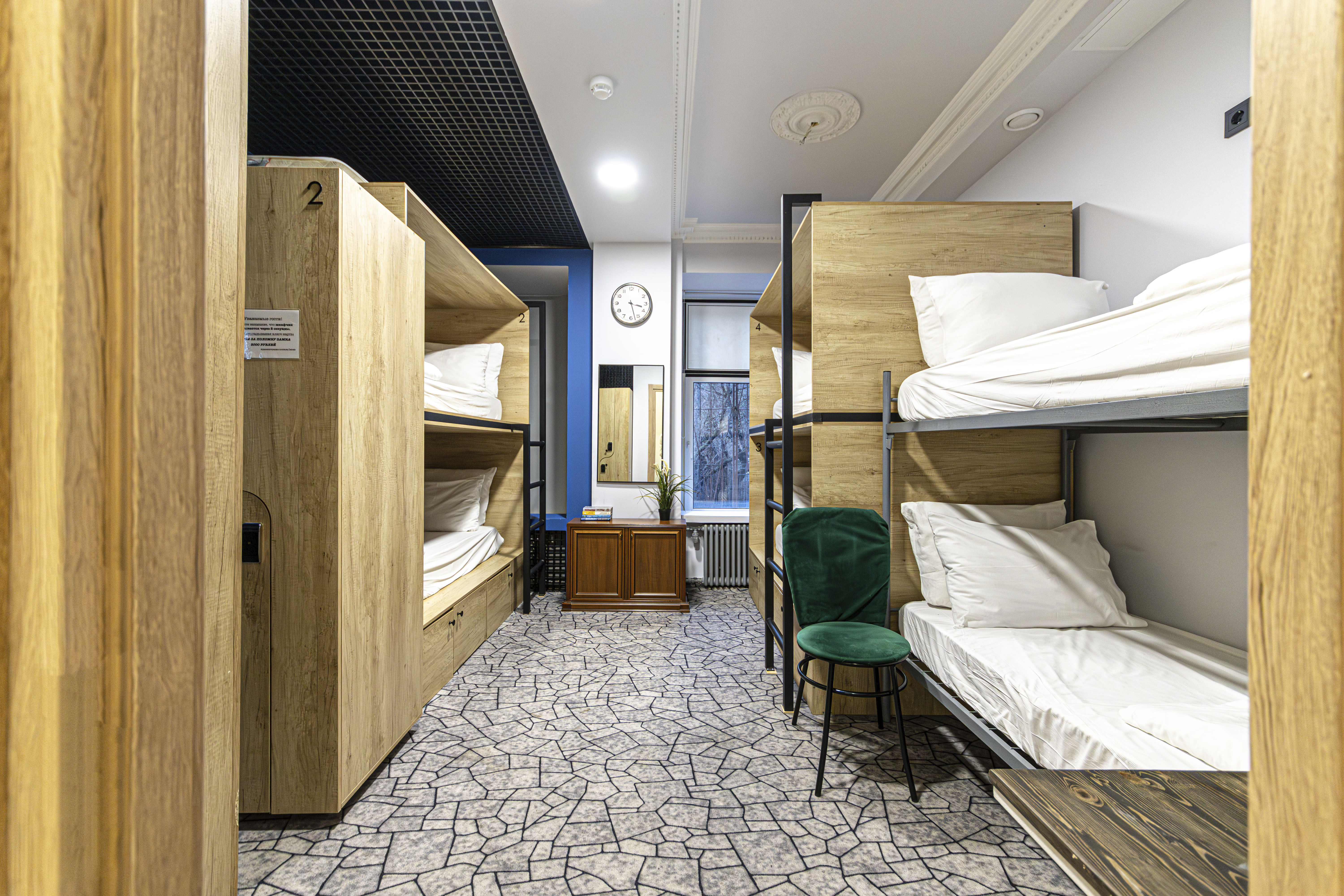 Спальное место на двухъярусной кровати в общем номере для женщин