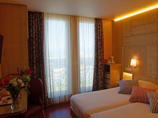 Double Bed Room with Lake View