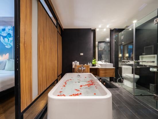 Deluxe Pool Access Room