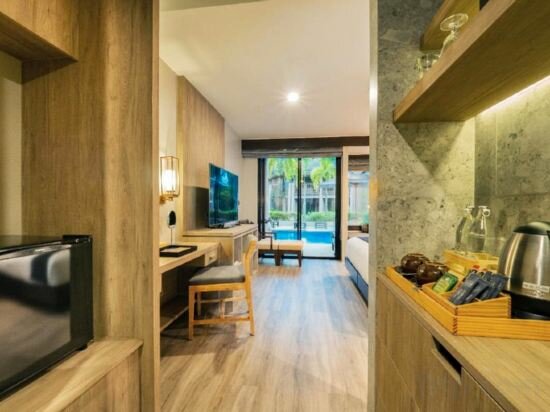 Deluxe Pool Access Room