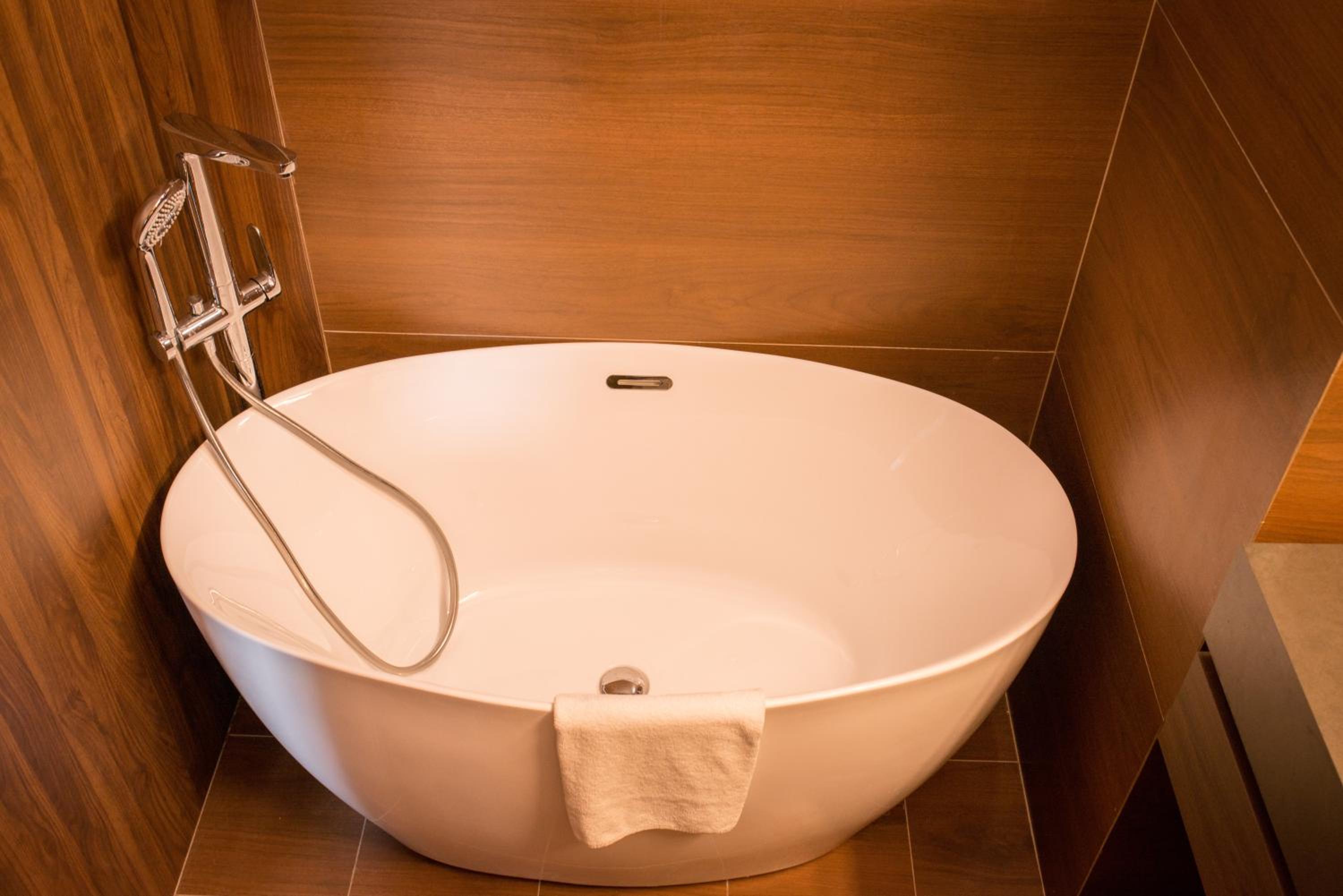 Suite - 1 Room - 1 Queen Bed 