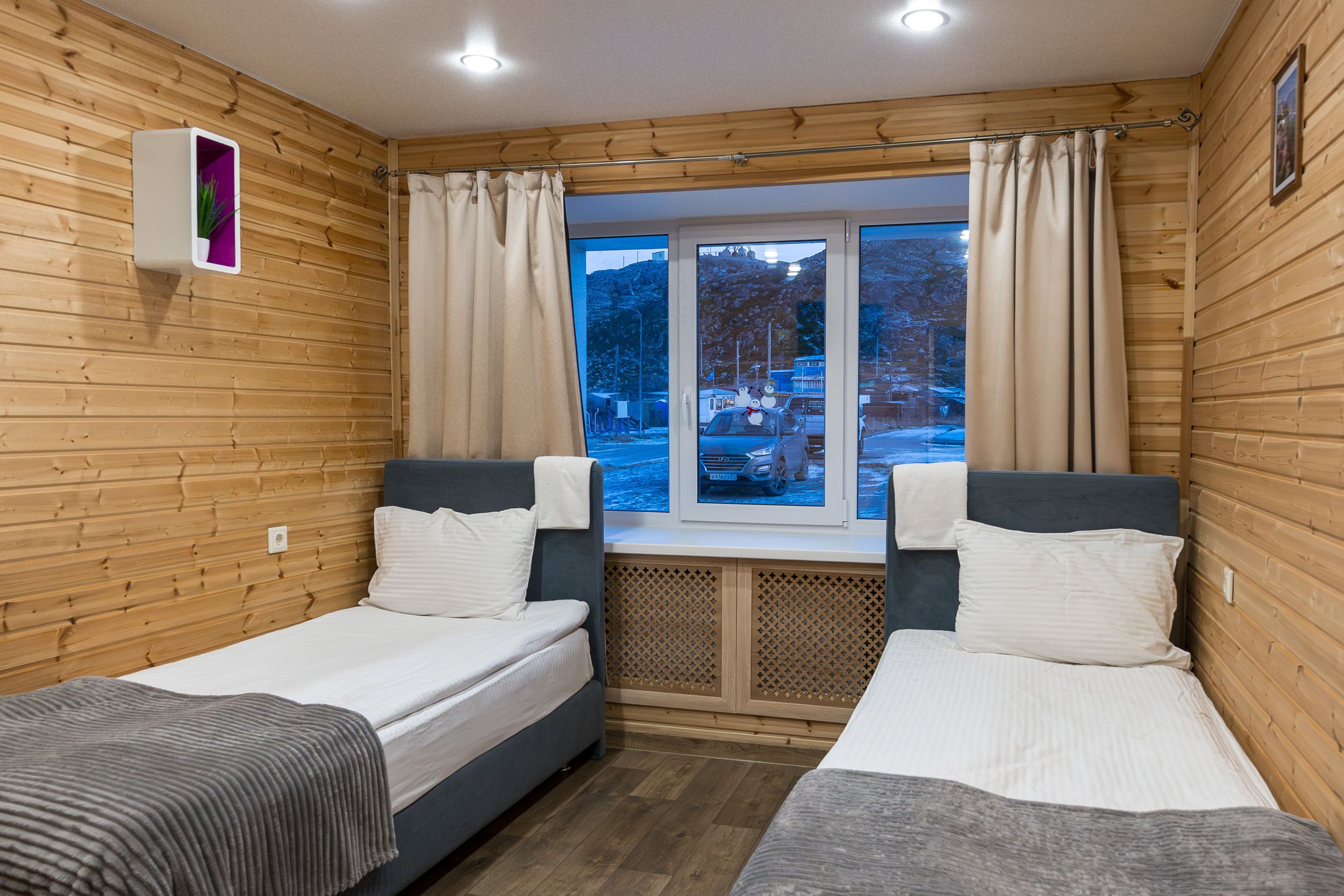 Стандартный двухместный номер с 2 отдельными кроватями и общей ванной комнатой