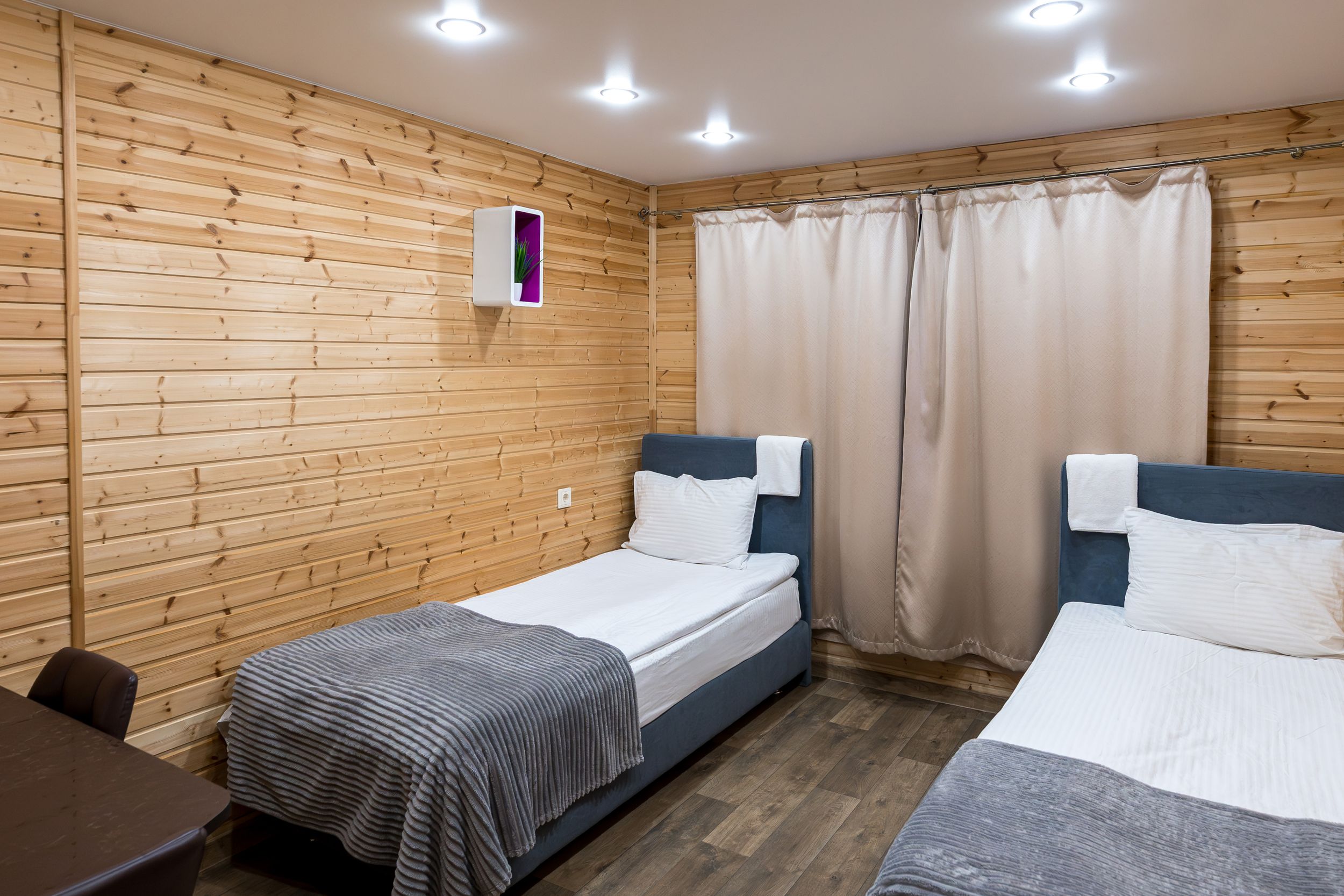 Стандартный двухместный номер с 2 отдельными кроватями и общей ванной комнатой