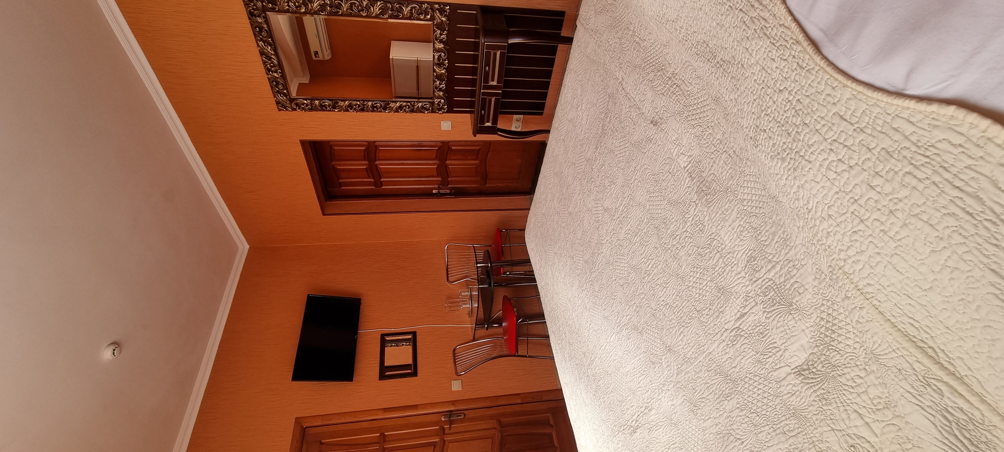 Двухместный номер с большой кроватью