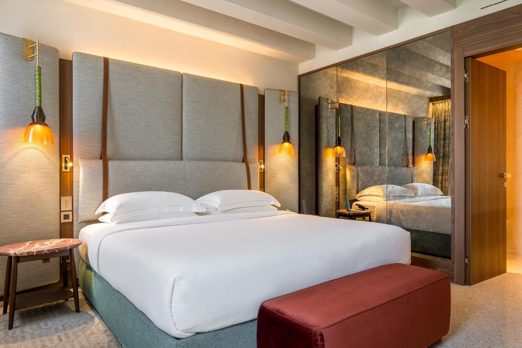 Quadruple Suite with Canal View