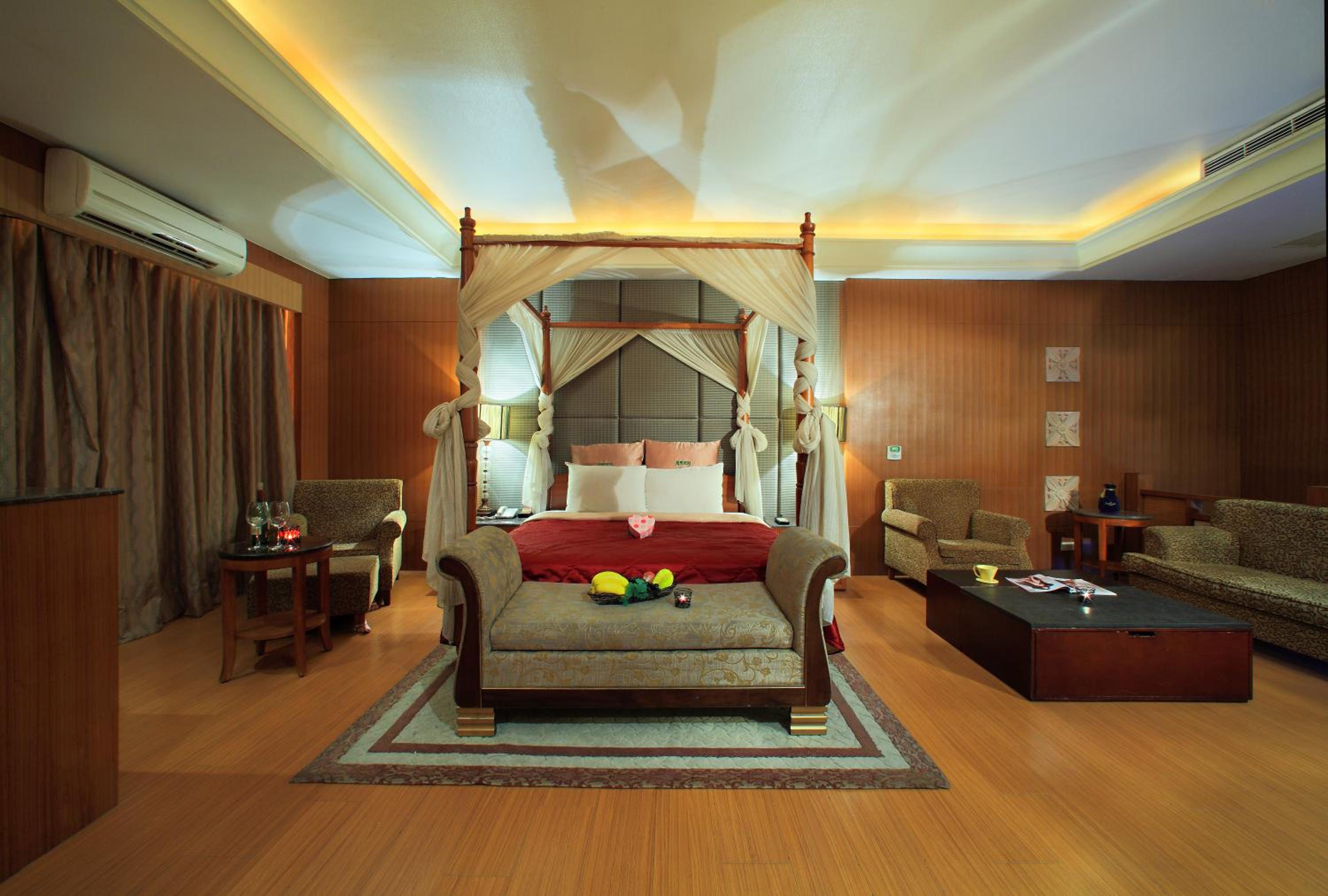 Queen Room with Spa Bath