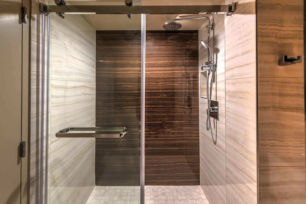 Vista Tower Deluxe King