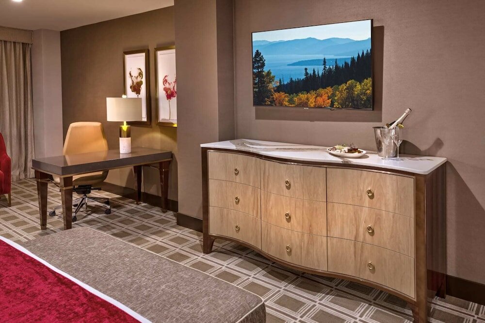 Vista Tower Deluxe King