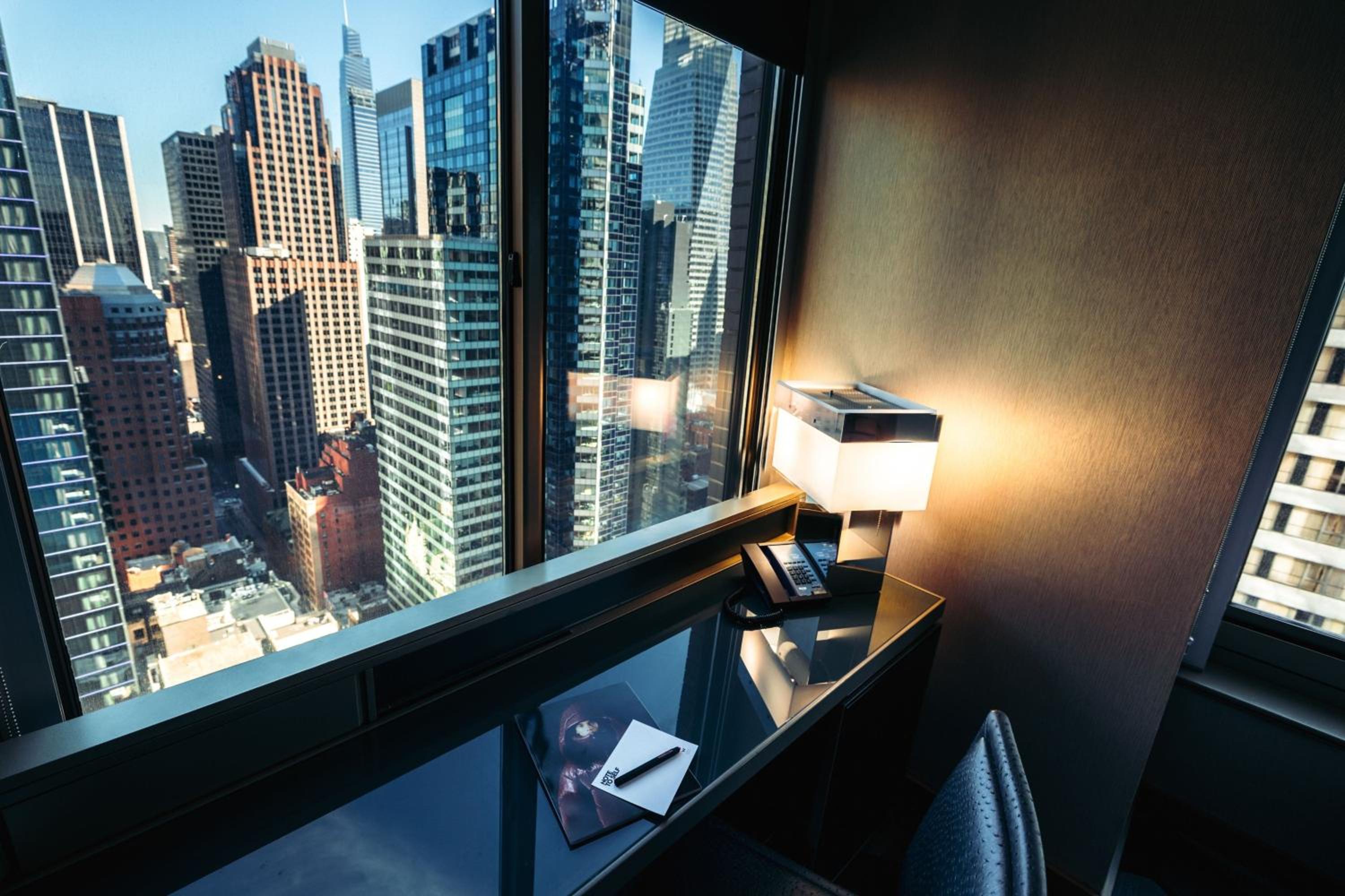 Wow Suite,1 King, Broadway View 