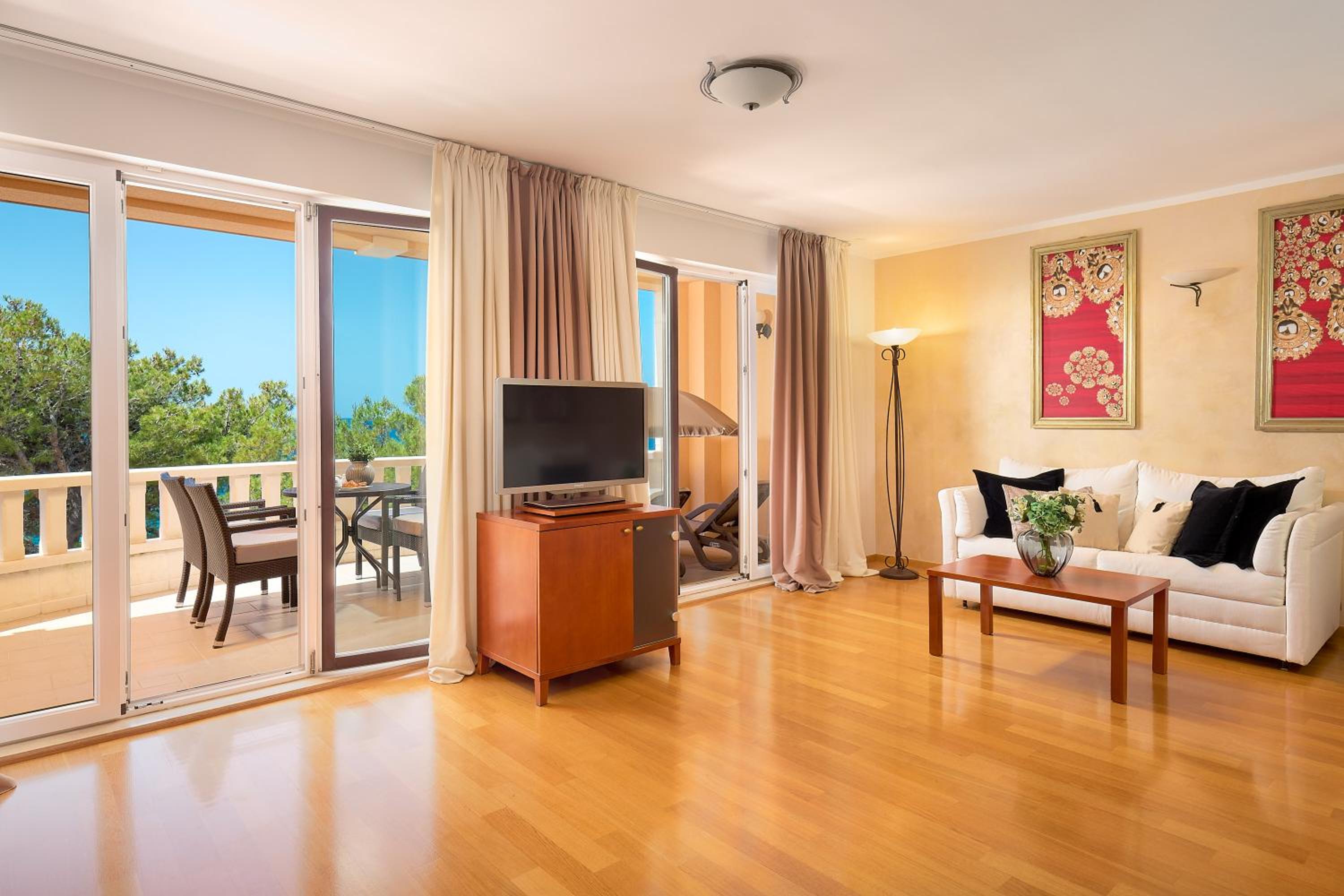 Junior Suite with Balcony and Sea View