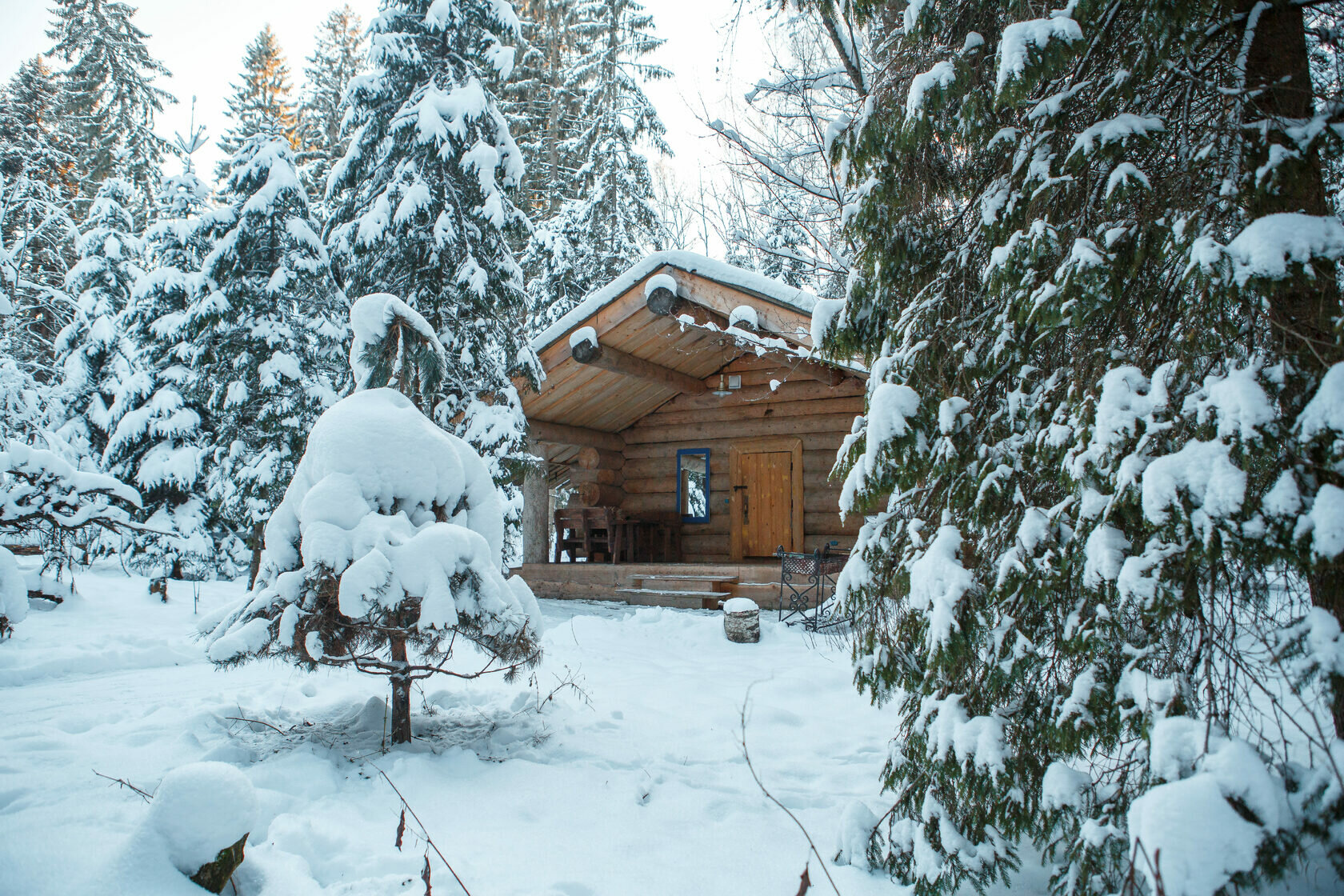 Синий домик с печью