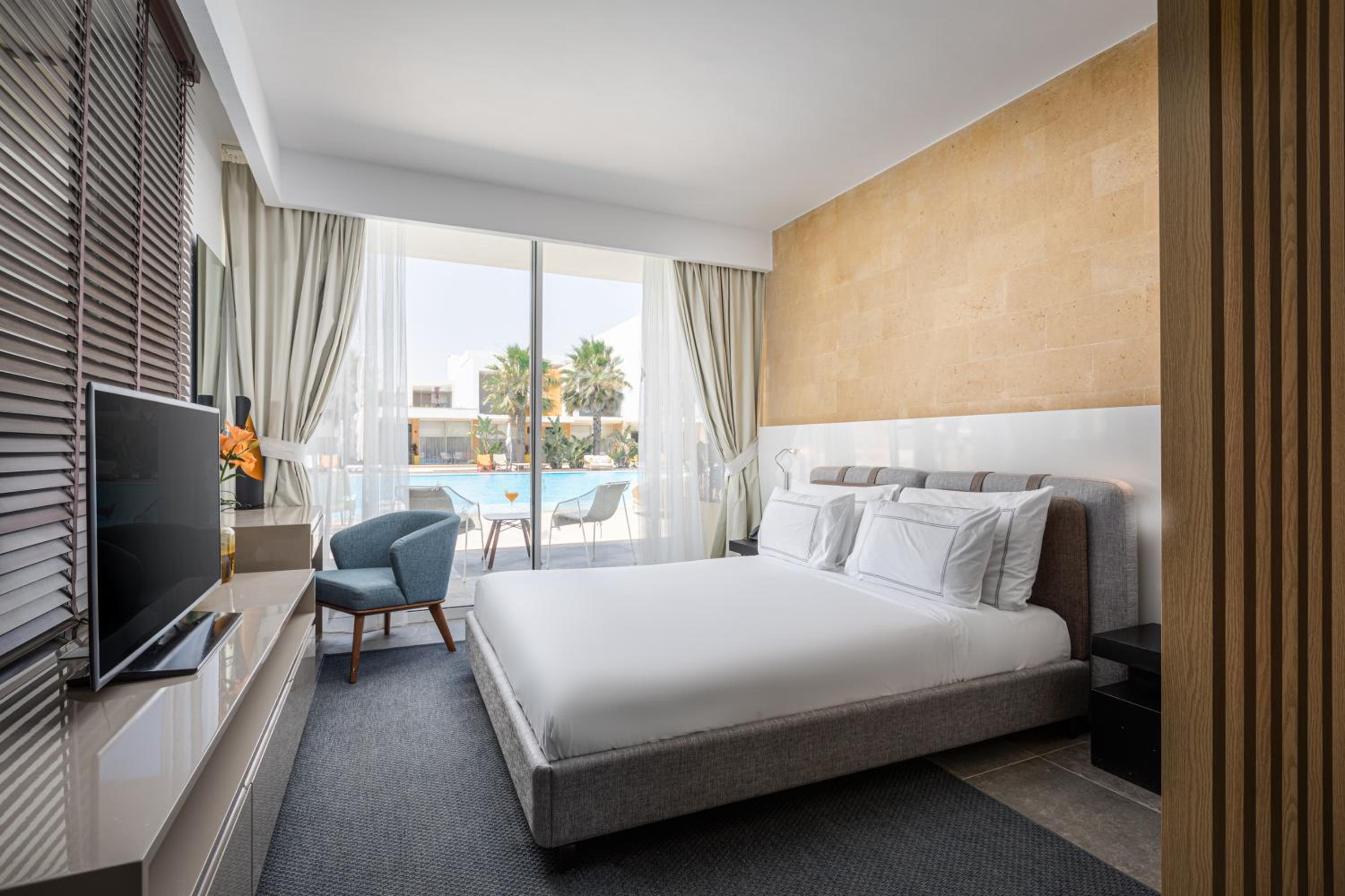 Pool Room Queen Bed