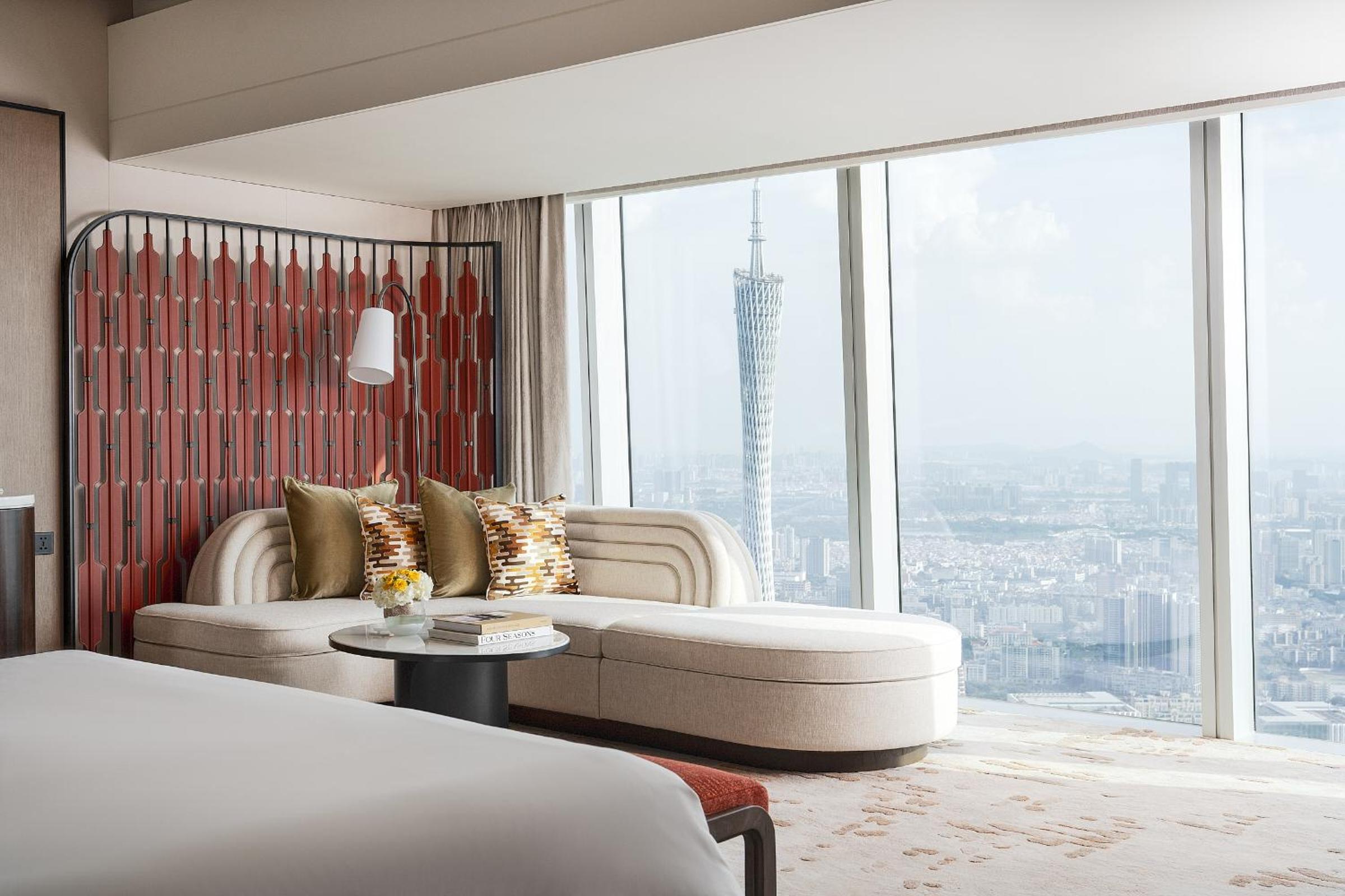 Canton Tower View Room With Windowside Bathtub King