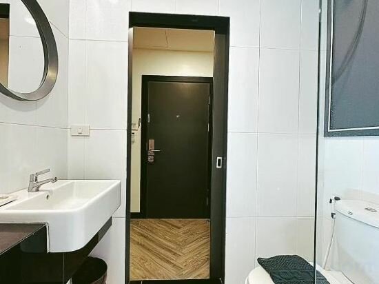 Deluxe Twin Room No Window
