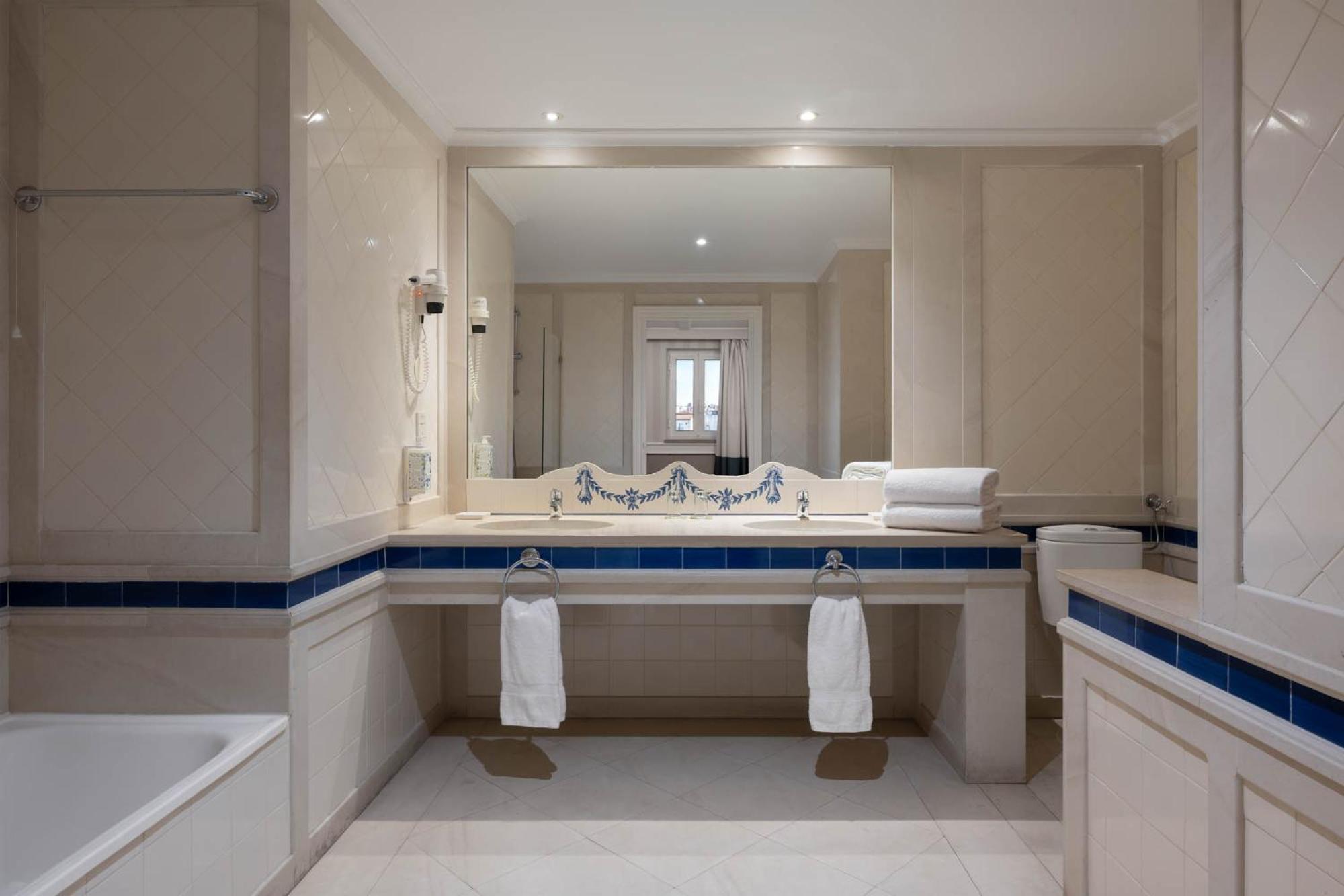 Deluxe Double or Twin Room with City View